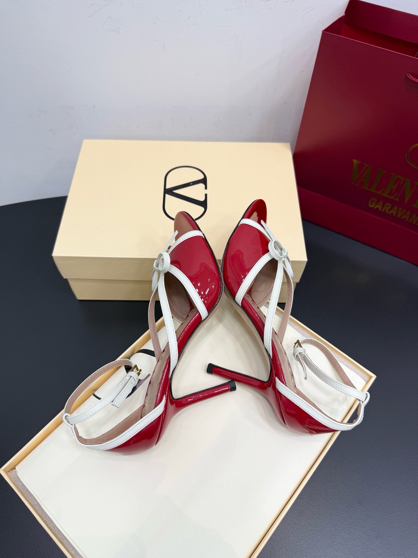 Босоножки женские в стиле Valentino Garavani красного цвета