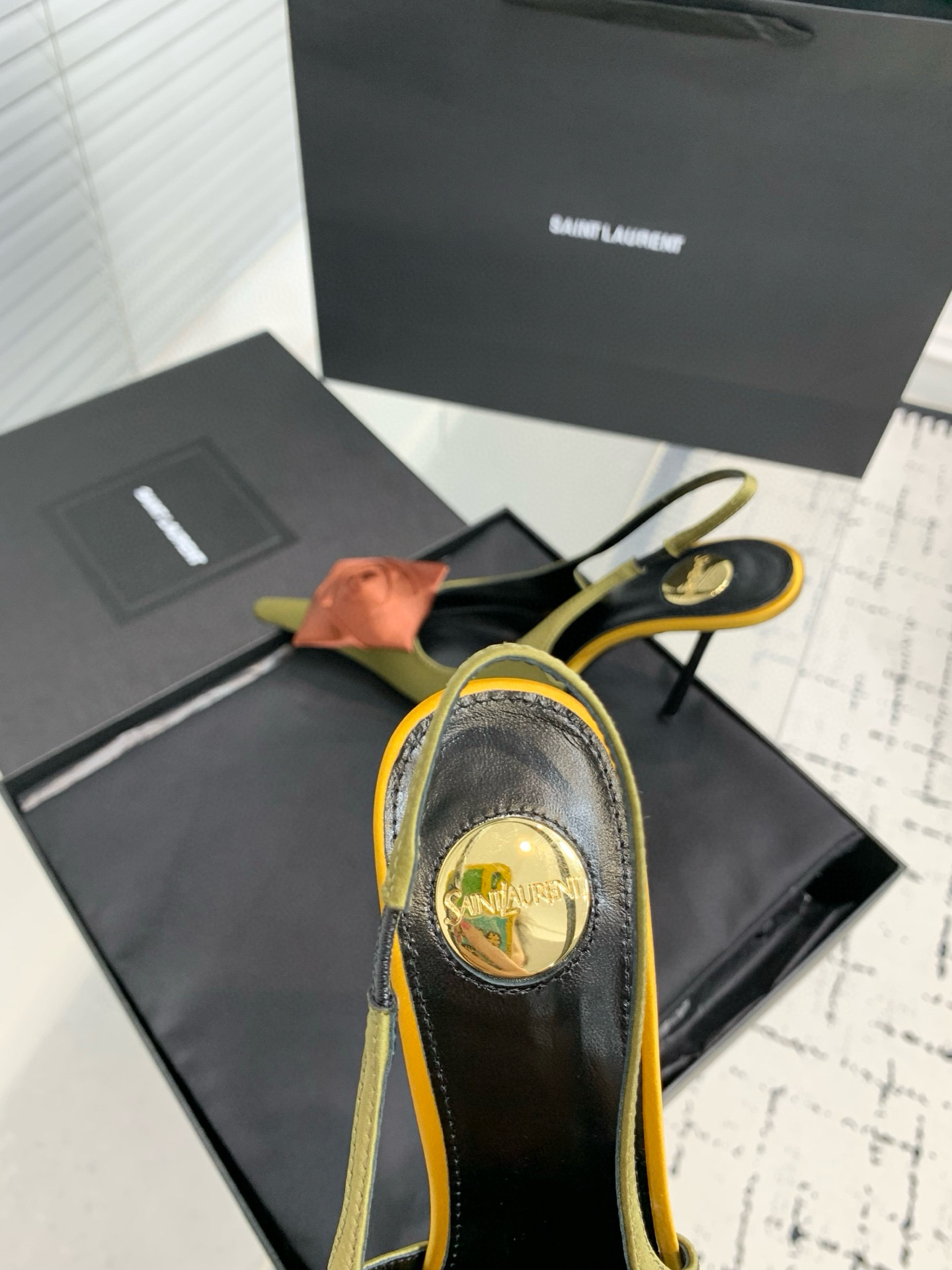 Туфли женские Saint Laurent с цветком slingback оливкового цвета с терракотовым декором