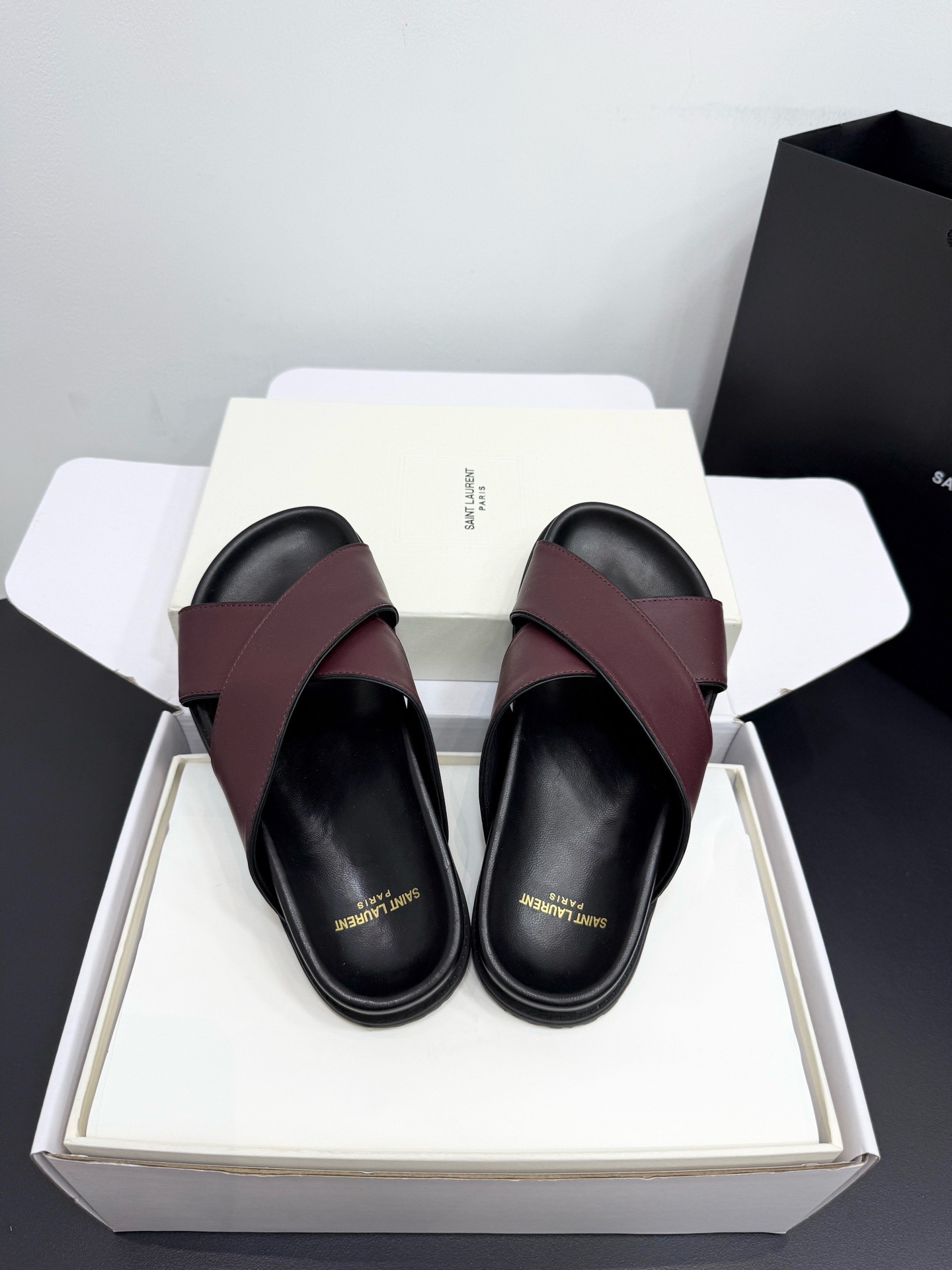Шлепанцы женские в стиле Saint Laurent бордового цвета