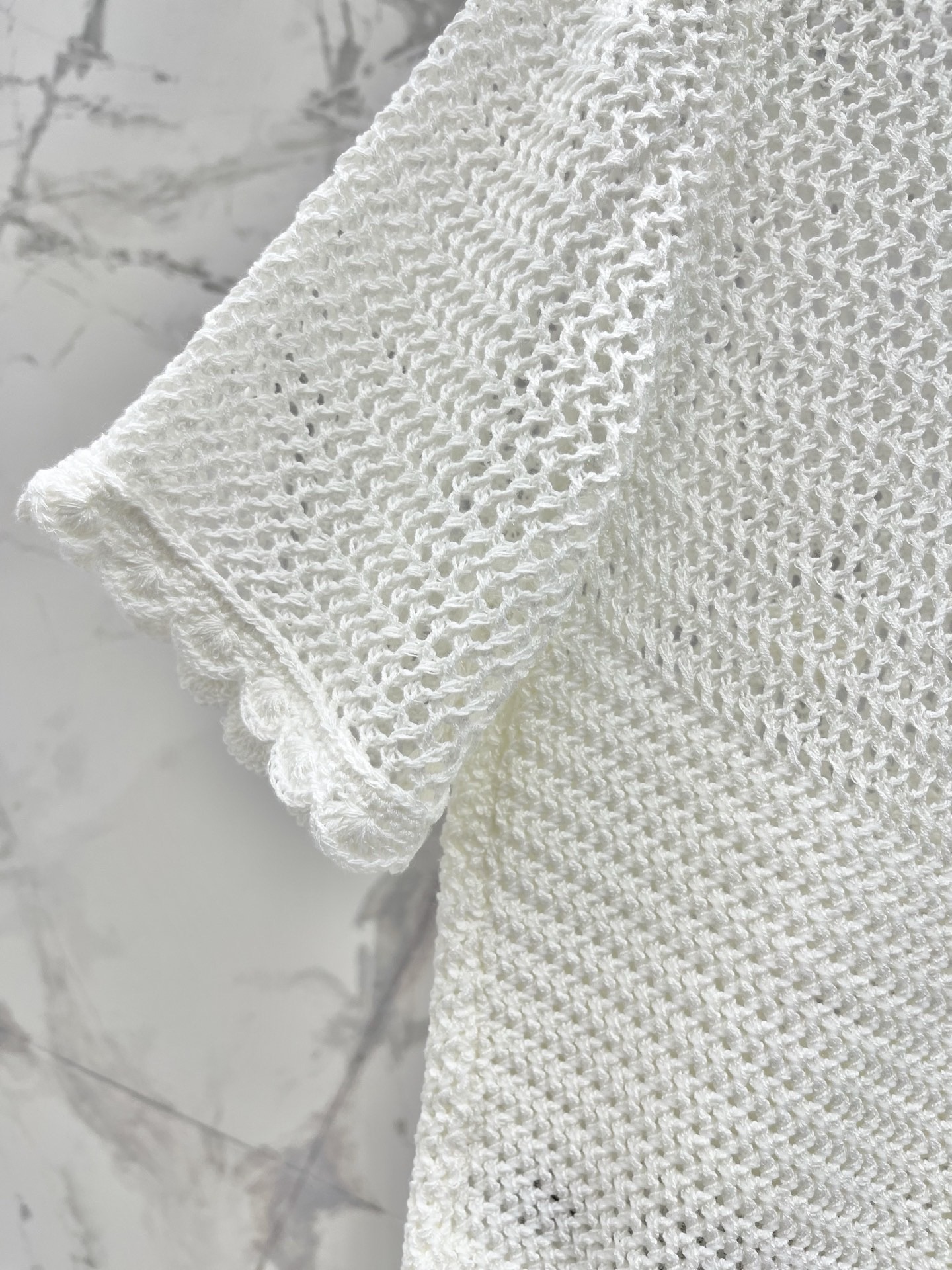 Топ женский в стиле Self-Portrait белого цвета с объёмным цветочным декором и жемчужными пуговицами