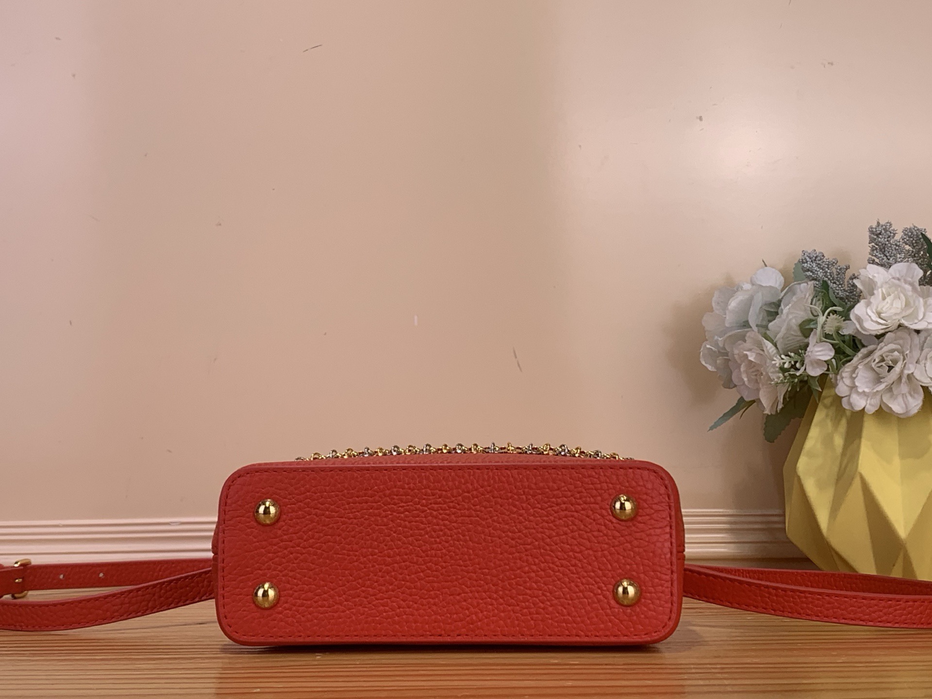 Сумка женская в стиле Louis Vuitton Capucines Mini Confetti красная с декоративной цепочкой