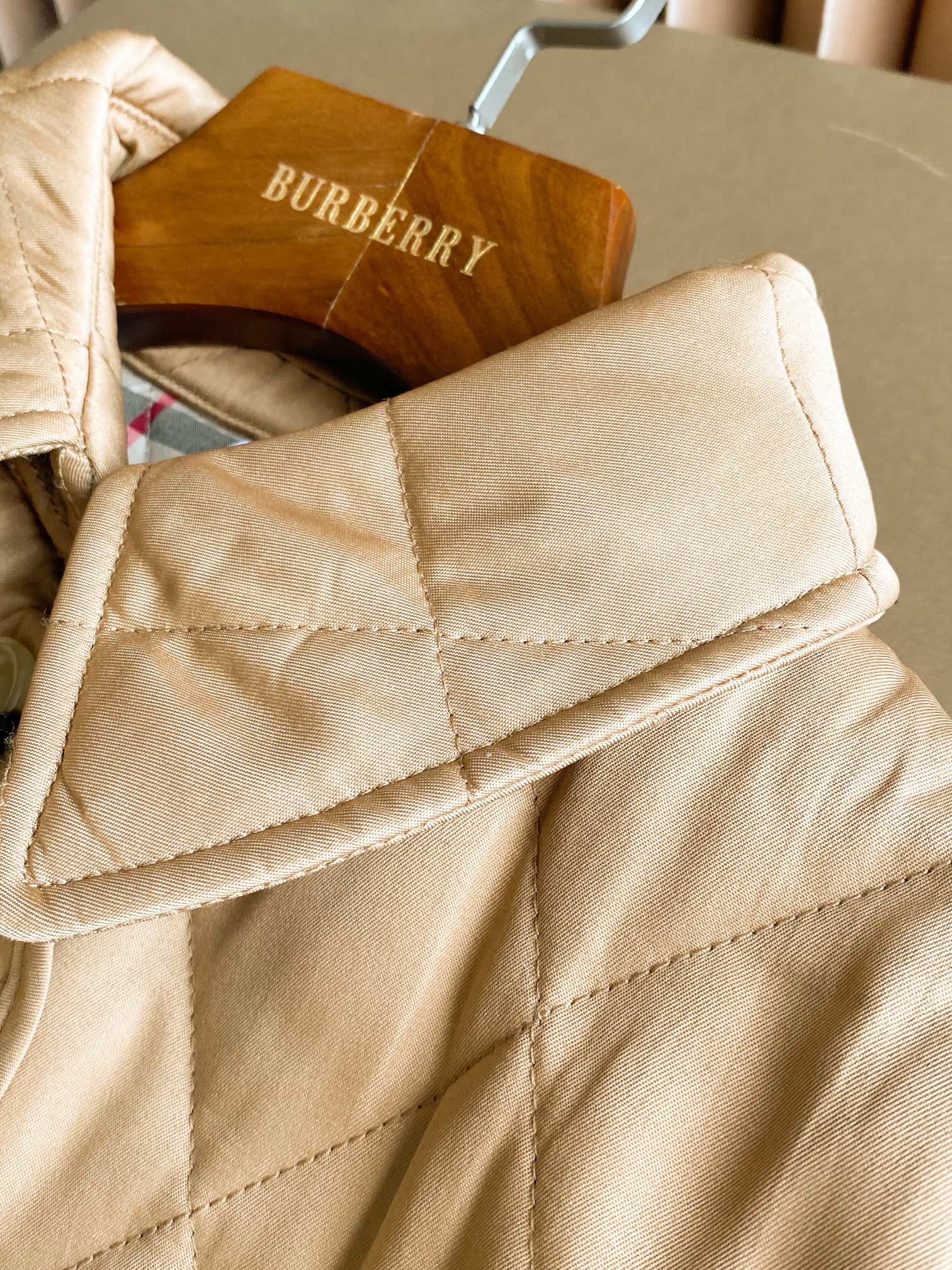 Куртка женская в стиле Burberry бежевого цвета