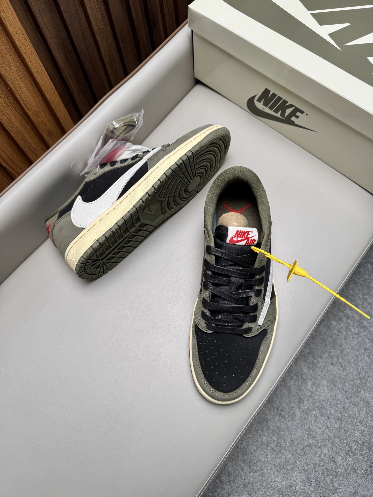 Кроссовки унисекс в стиле Nike Air Jordan 1 Low Travis Scott тёмно-оливкового цвета с чёрными и бежевыми вставками