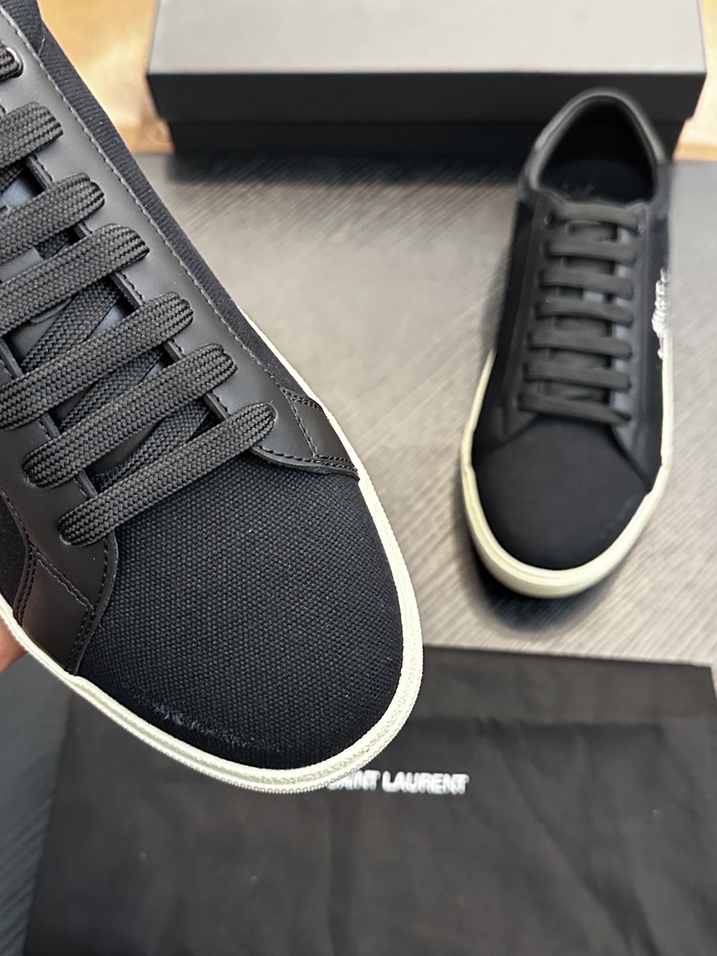 Кроссовки мужские в стиле Saint Laurent SL/61 из натуральной кожи и текстиля чёрного цвета со светлой подошвой