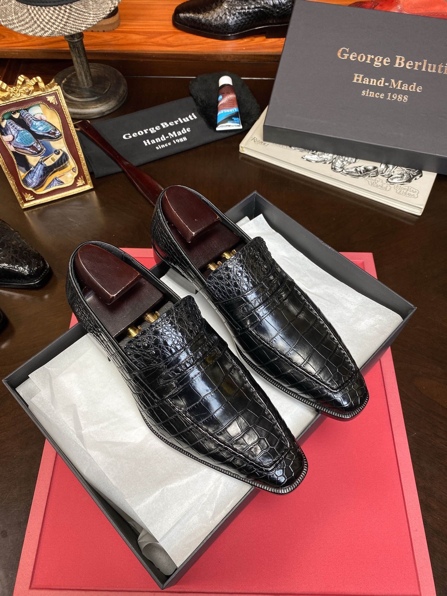 Лоферы мужские в стиле Berluti из цельной кожи крокодила черного цвета