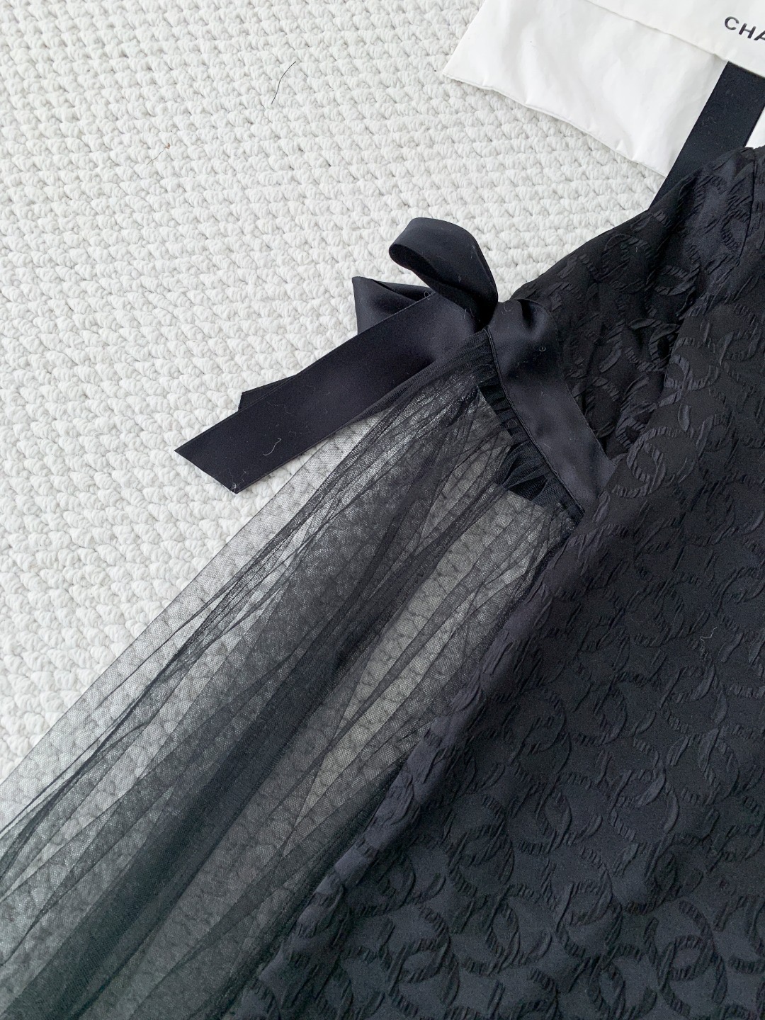 Блуза женская в стиле Chanel с круглым вырезом и бантом из жаккардовой ткани чёрного цвета с прозрачными рукавами