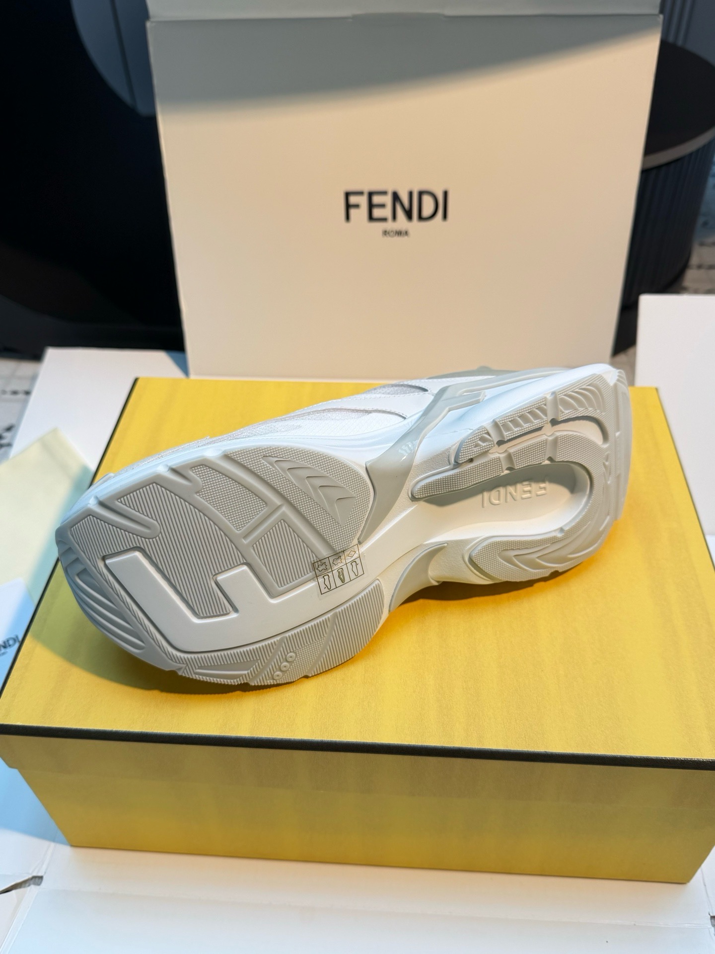 Кроссовки женские в стиле Fendi F-Light светло-серого цвета