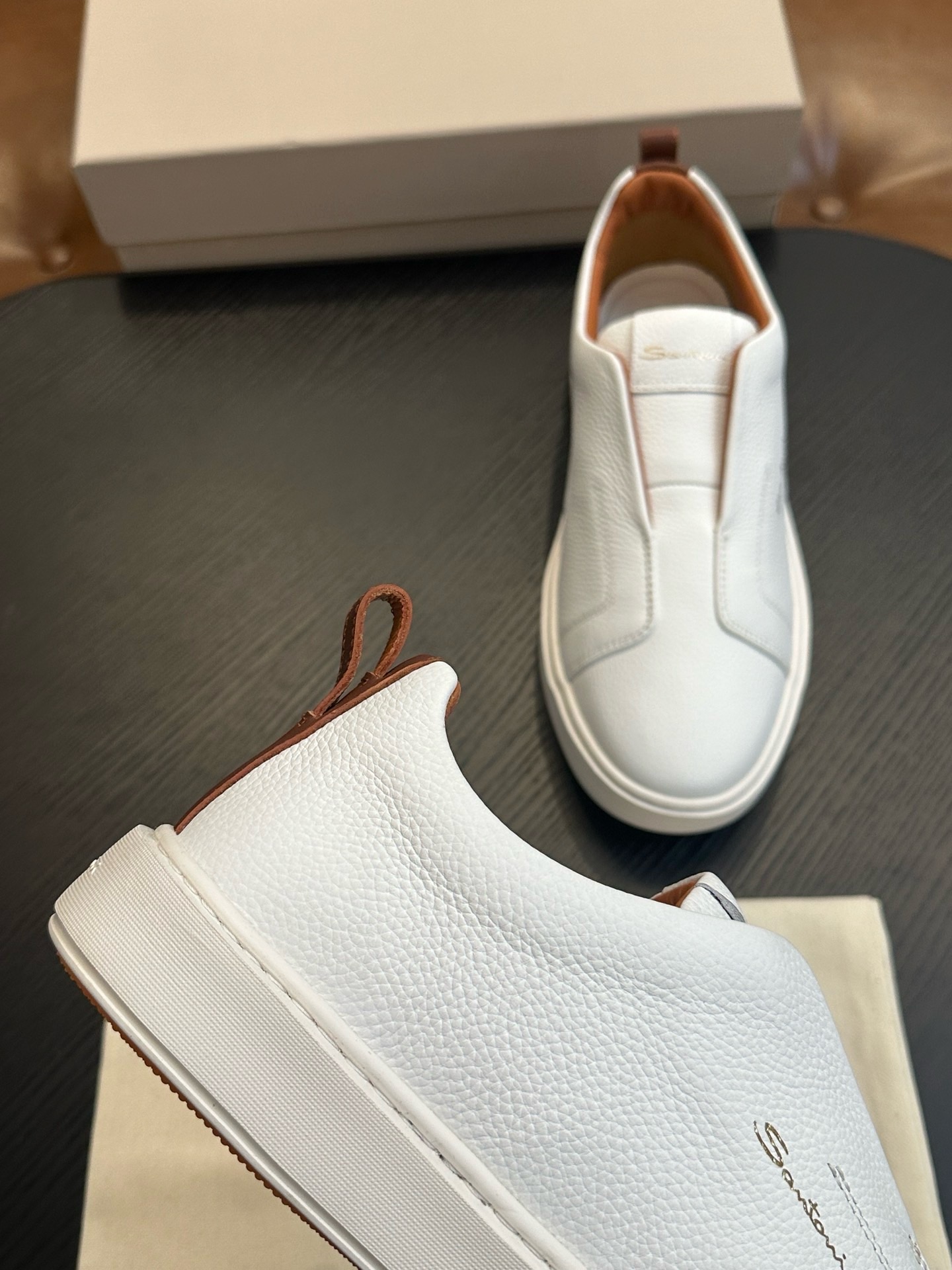 Слипоны мужские в стиле Santoni белого цвета