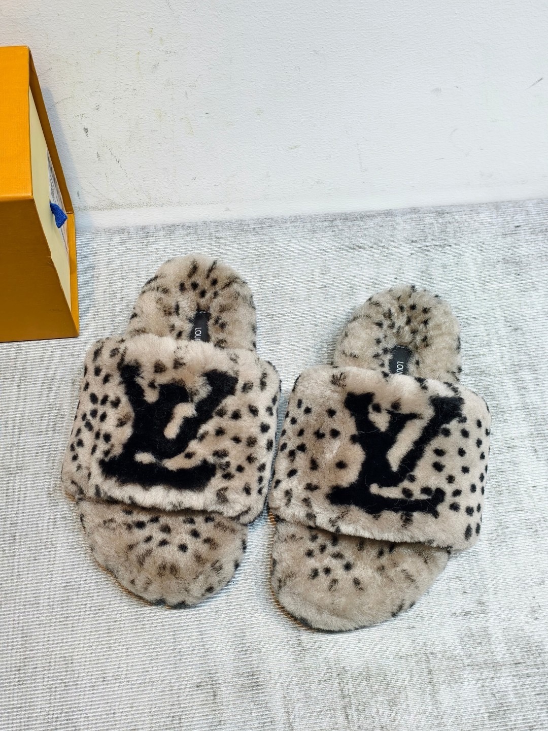 Шлепанцы женские Louis Vuitton бежевого цвета