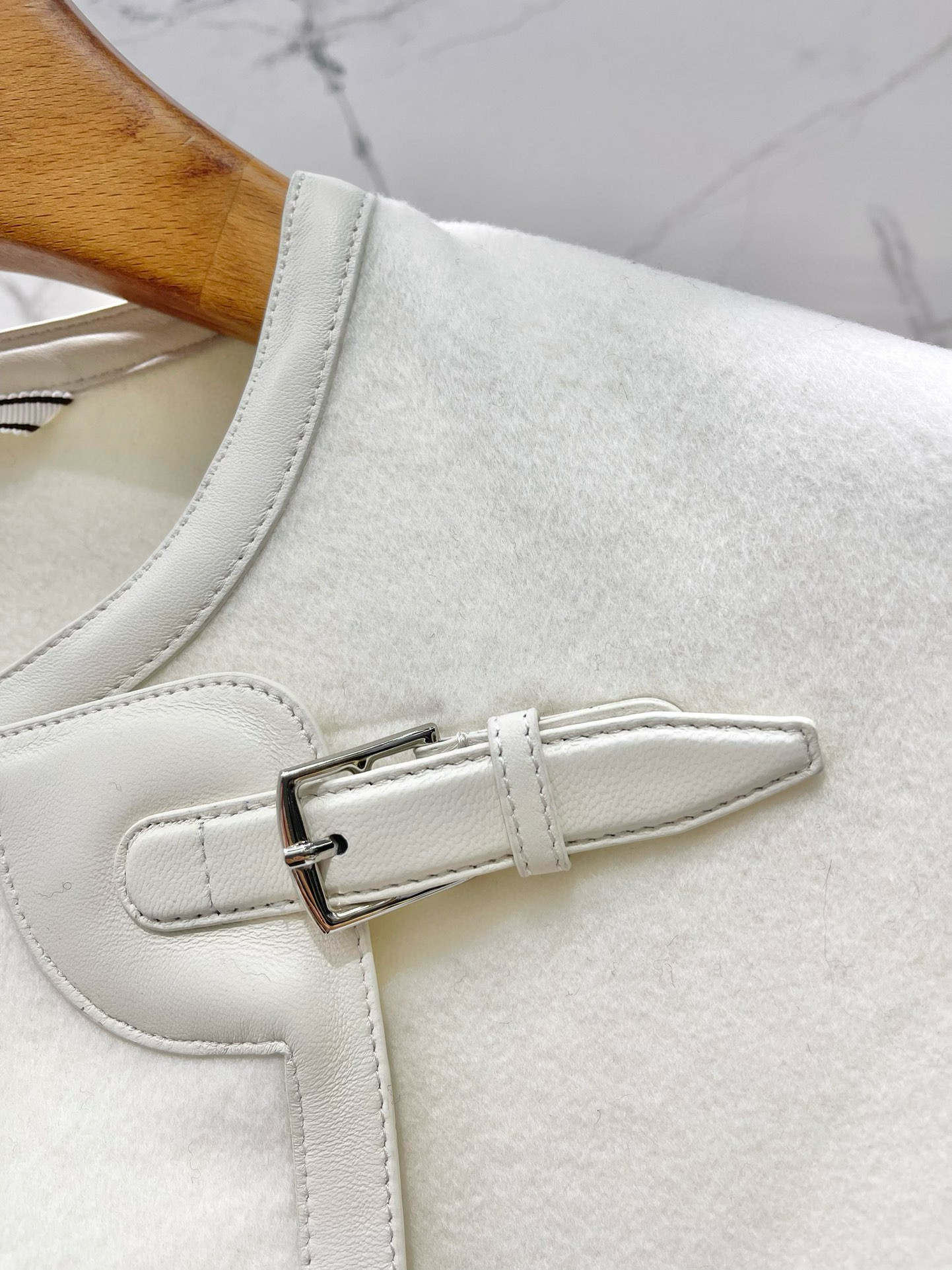 Жакет женский в стиле Hermès с вышивкой и кожаной отделкой, белого цвета