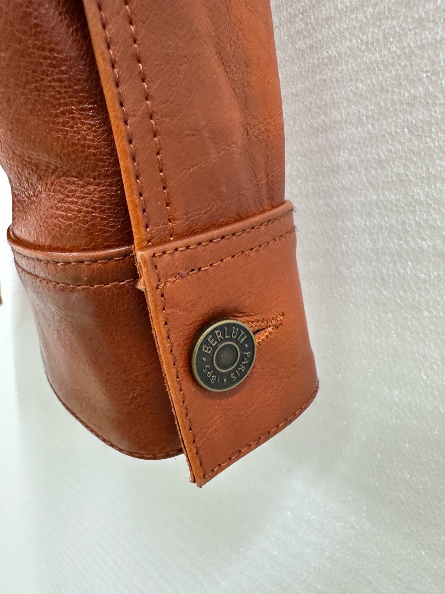 Куртка мужская Berluti коньячного цвета с винтажной обработкой