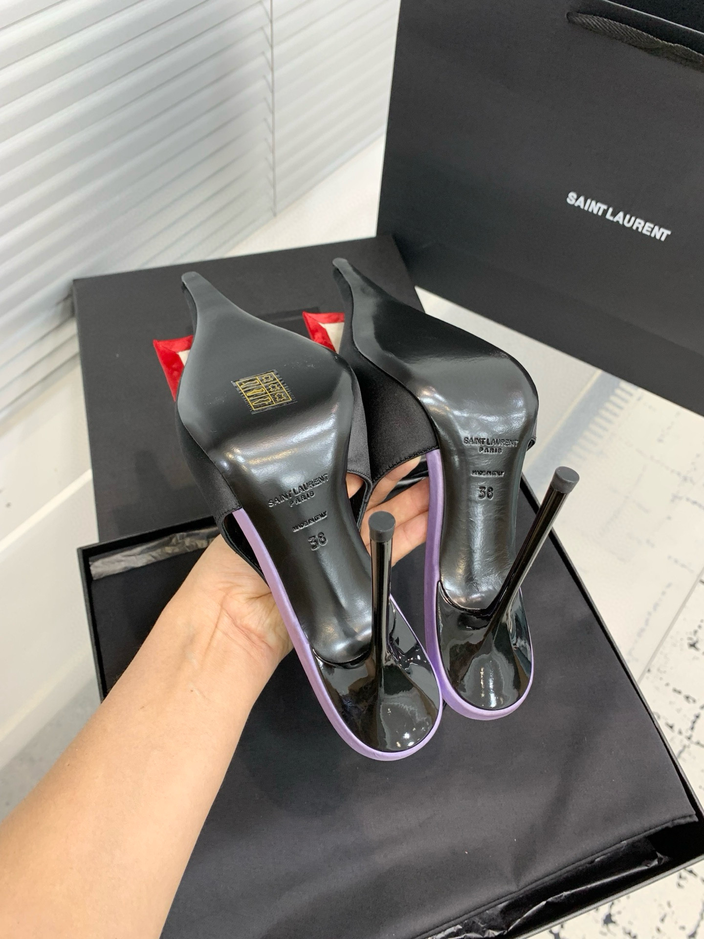 Туфли женские Saint Laurent с цветком slingback чёрного цвета с красным декором