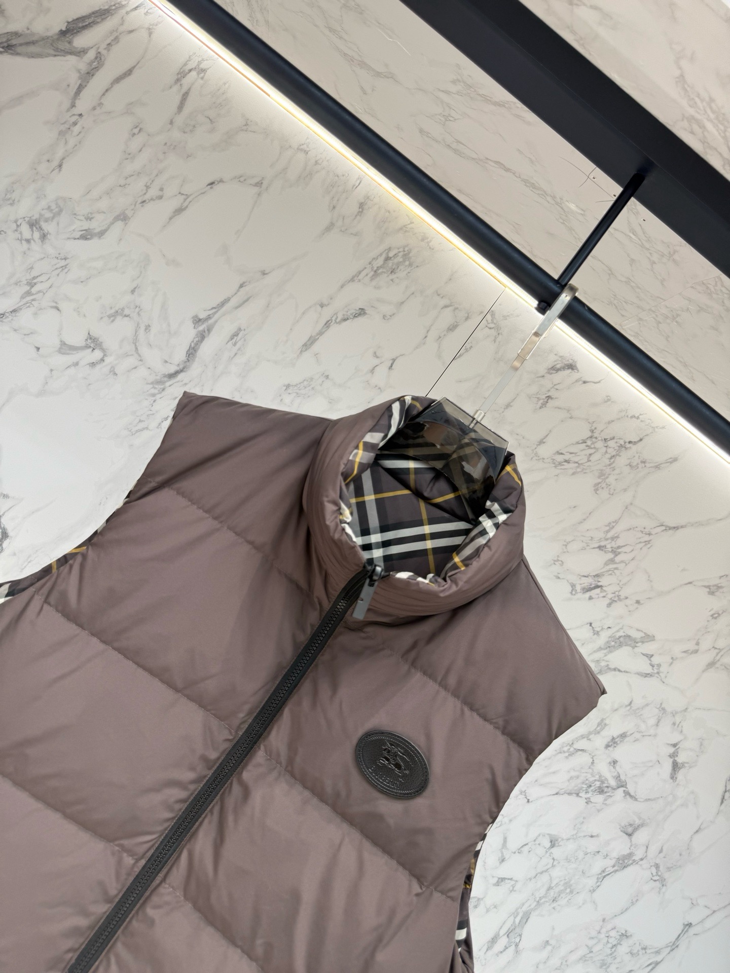 Жилет пуховый мужской Burberry Reversible Check Puffer Gilet двусторонний серо-коричневого цвета с фирменной клеткой и натуральным пухом