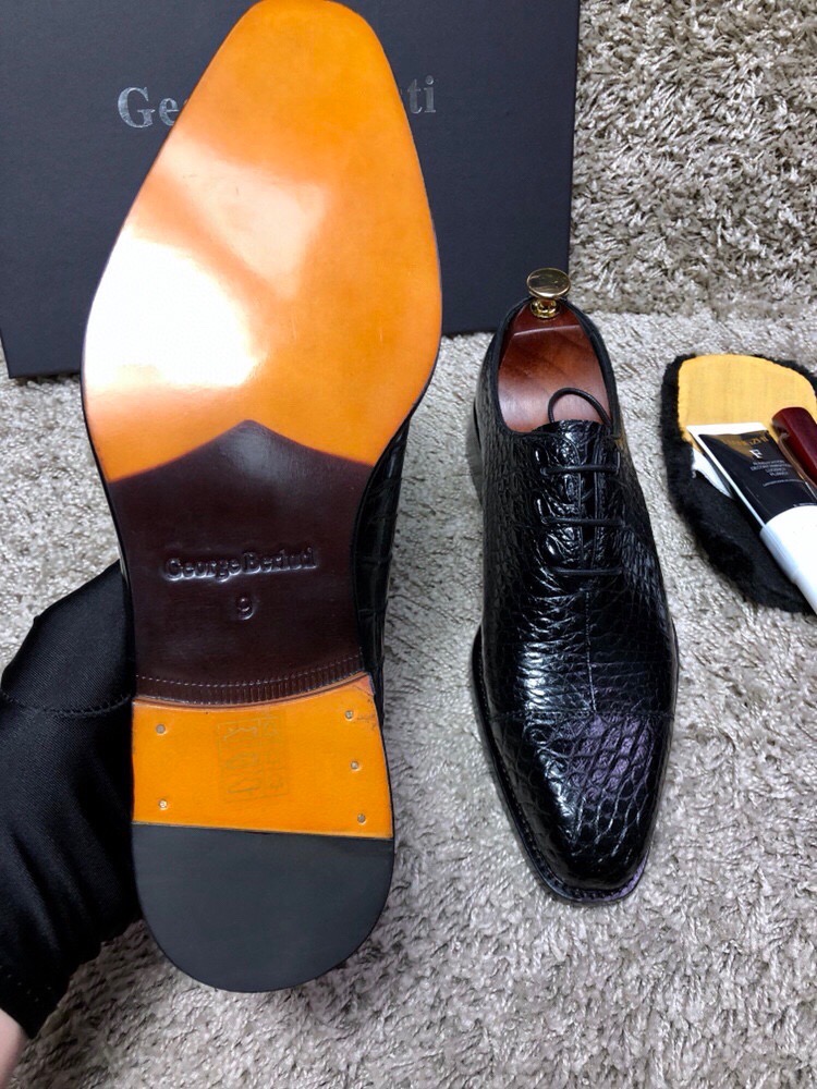 Туфли мужские Berluti из кожи крокодила черного цвета