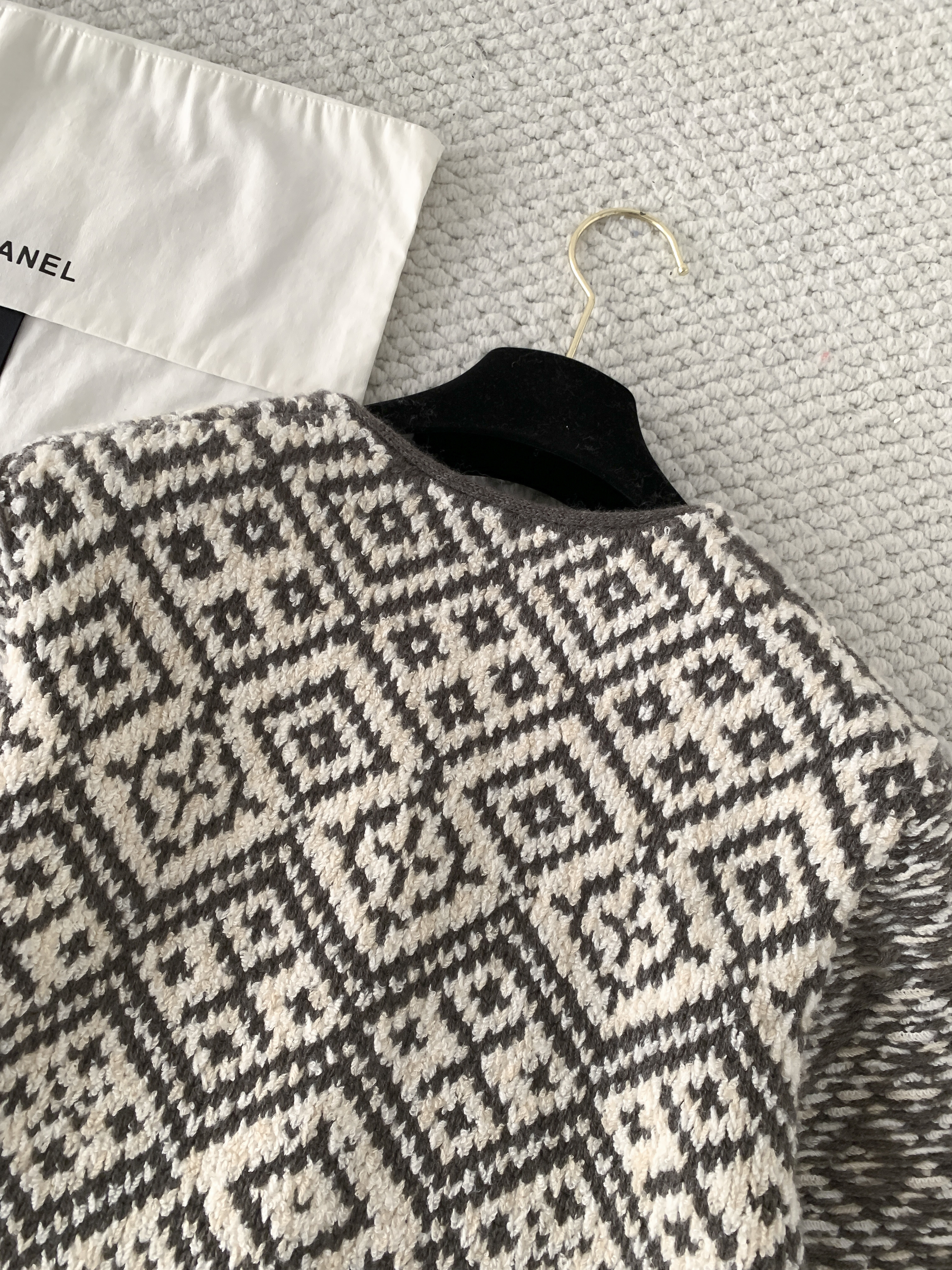 Кардиган женский в стиле Loro Piana с жаккардовым узором бежево-коричневого цвета