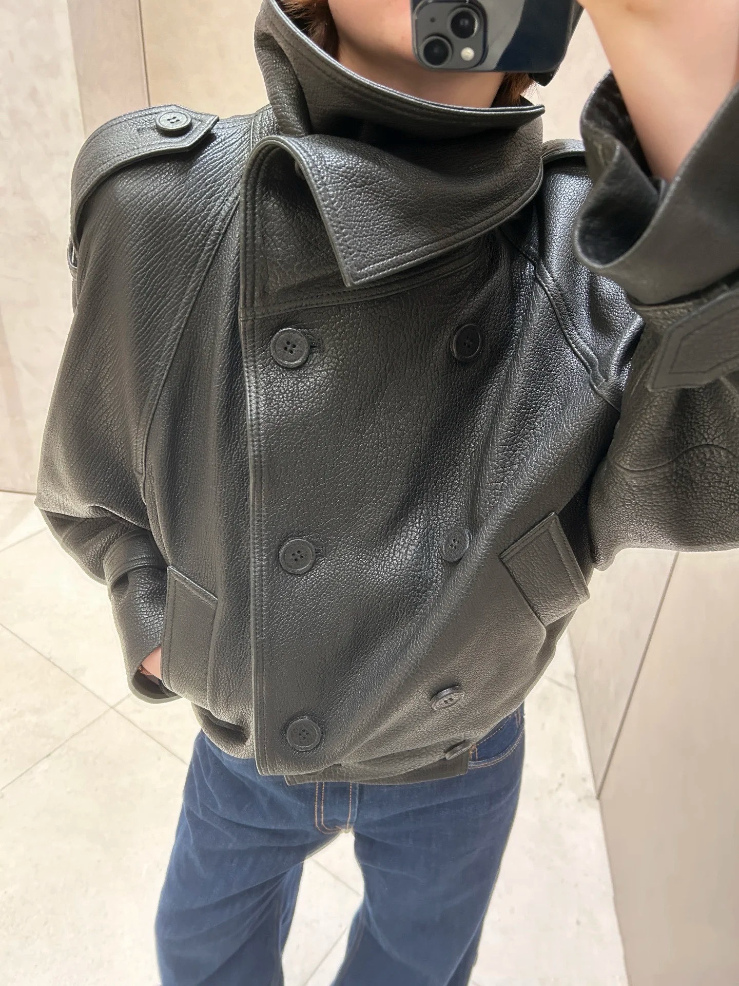 Тренч укороченный женский Acne Studios Cropped Leather Trench Coat чёрного цвета