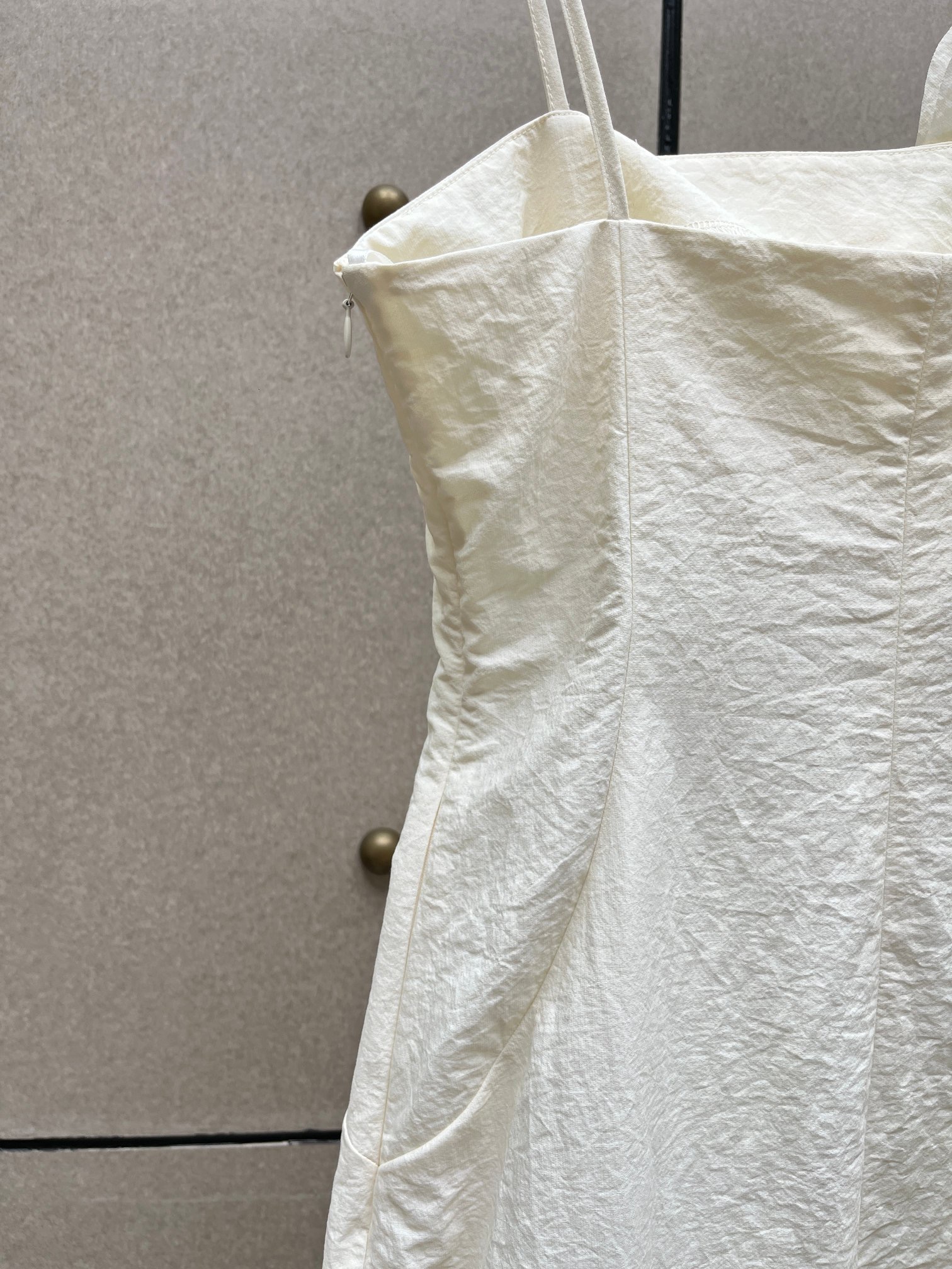 Платье женское в стиле Self-Portrait молочного цвета с объёмным цветочным декором на бретелях