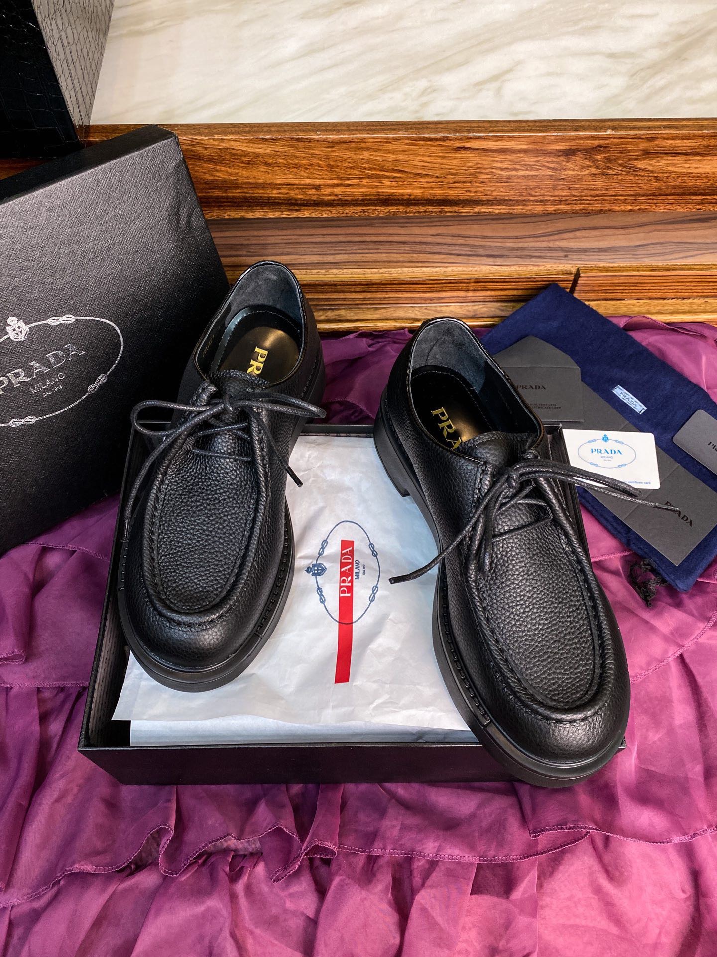 Дерби мужские в стиле Prada из натуральной зернистой кожи чёрного цвета