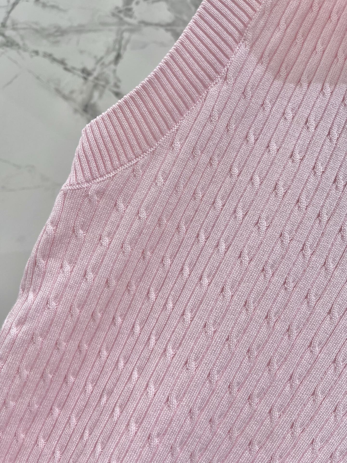 Топ женский в стиле Miu Miu вязаный с отложным воротником без рукавов розового цвета