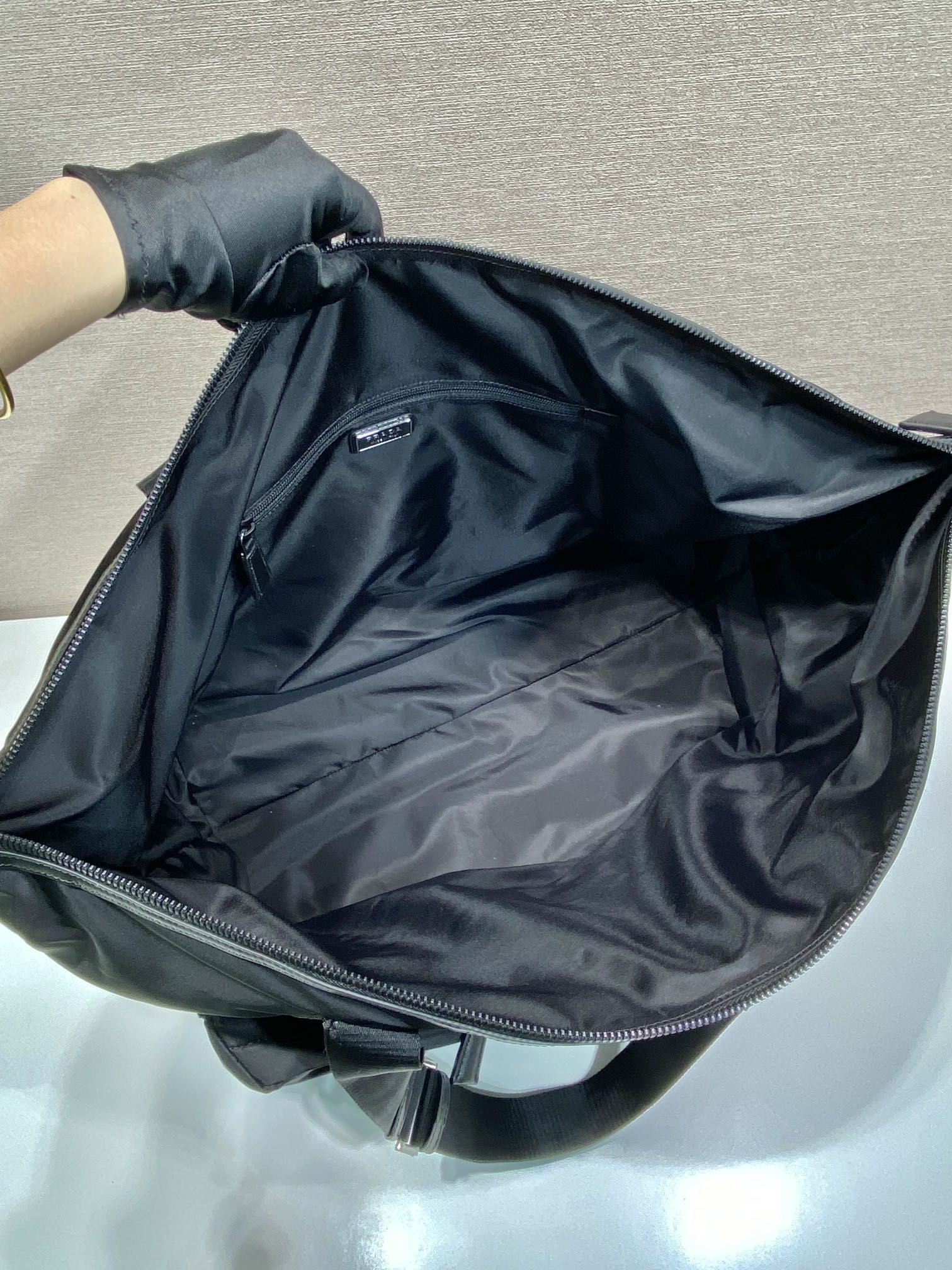 Сумка дорожная унисекс в стиле Prada Re-Nylon чёрного цвета с регулируемыми ручками