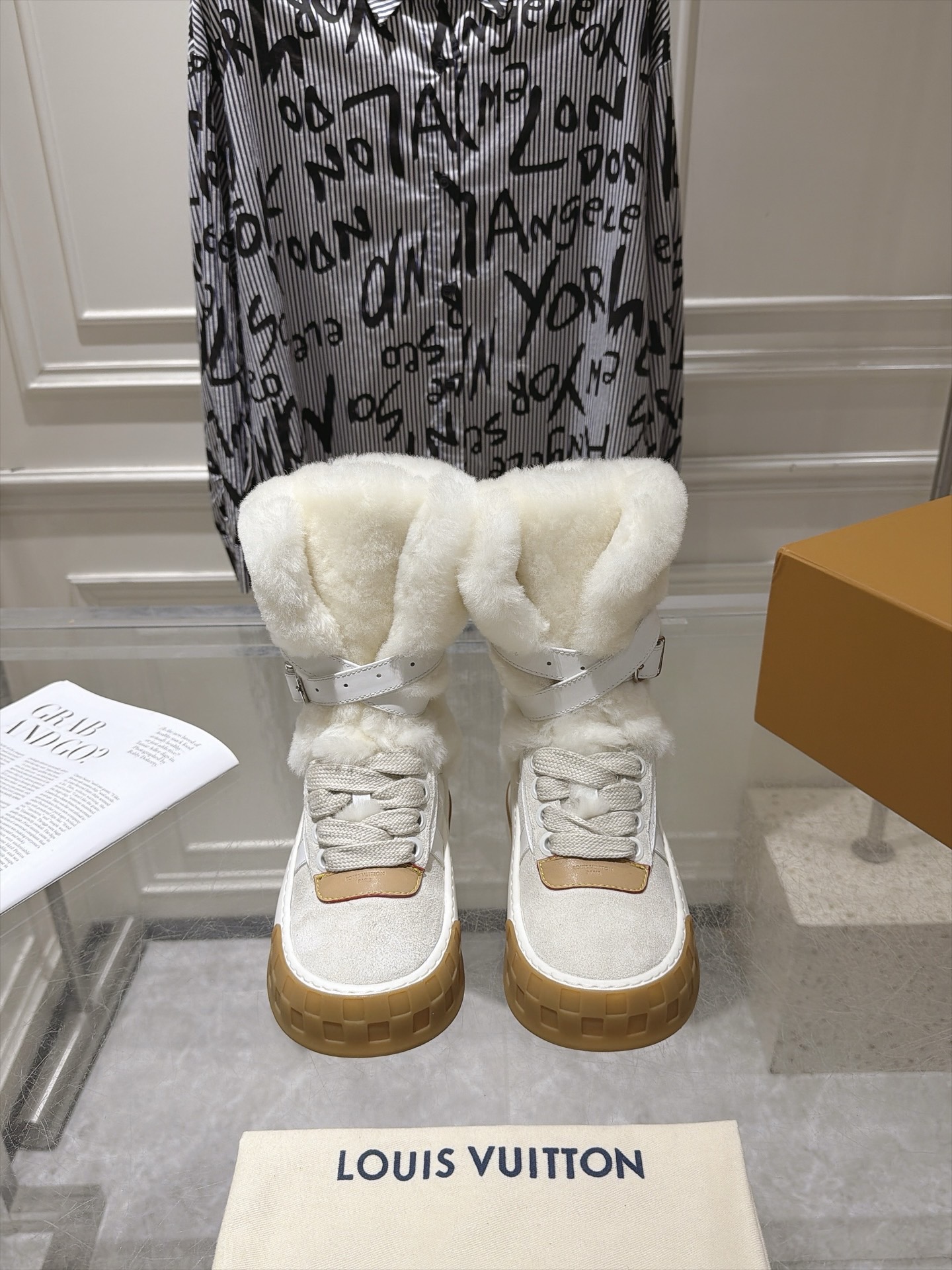 Ботинки женские Louis Vuitton белого цвета