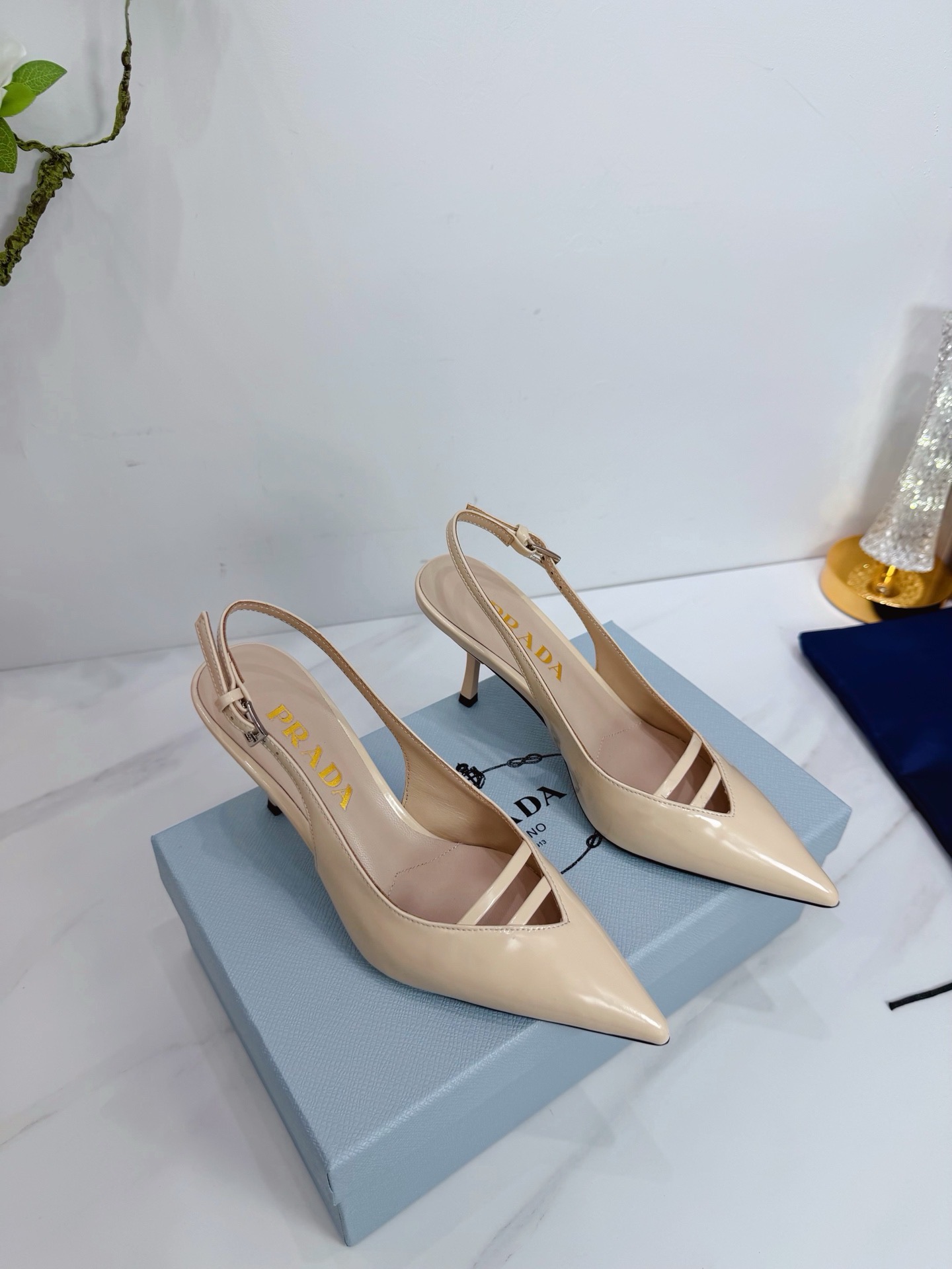 Туфли женские Prada из натуральной кожи бежевого цвета