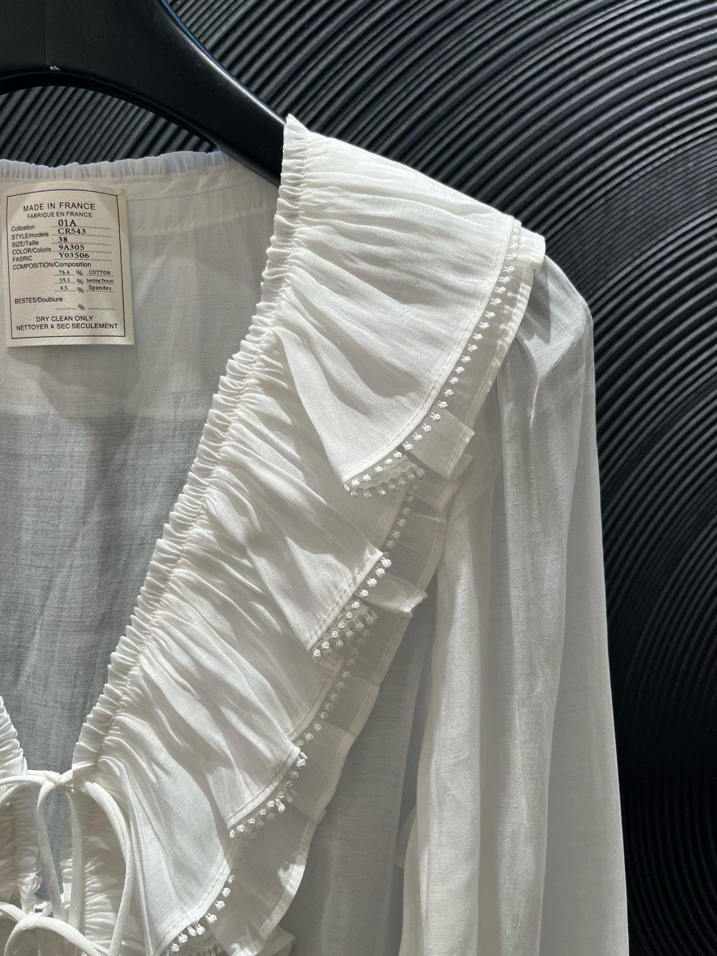 Блуза женская в стиле Chanel белого цвета с V-вырезом и оборкамиуговицами
