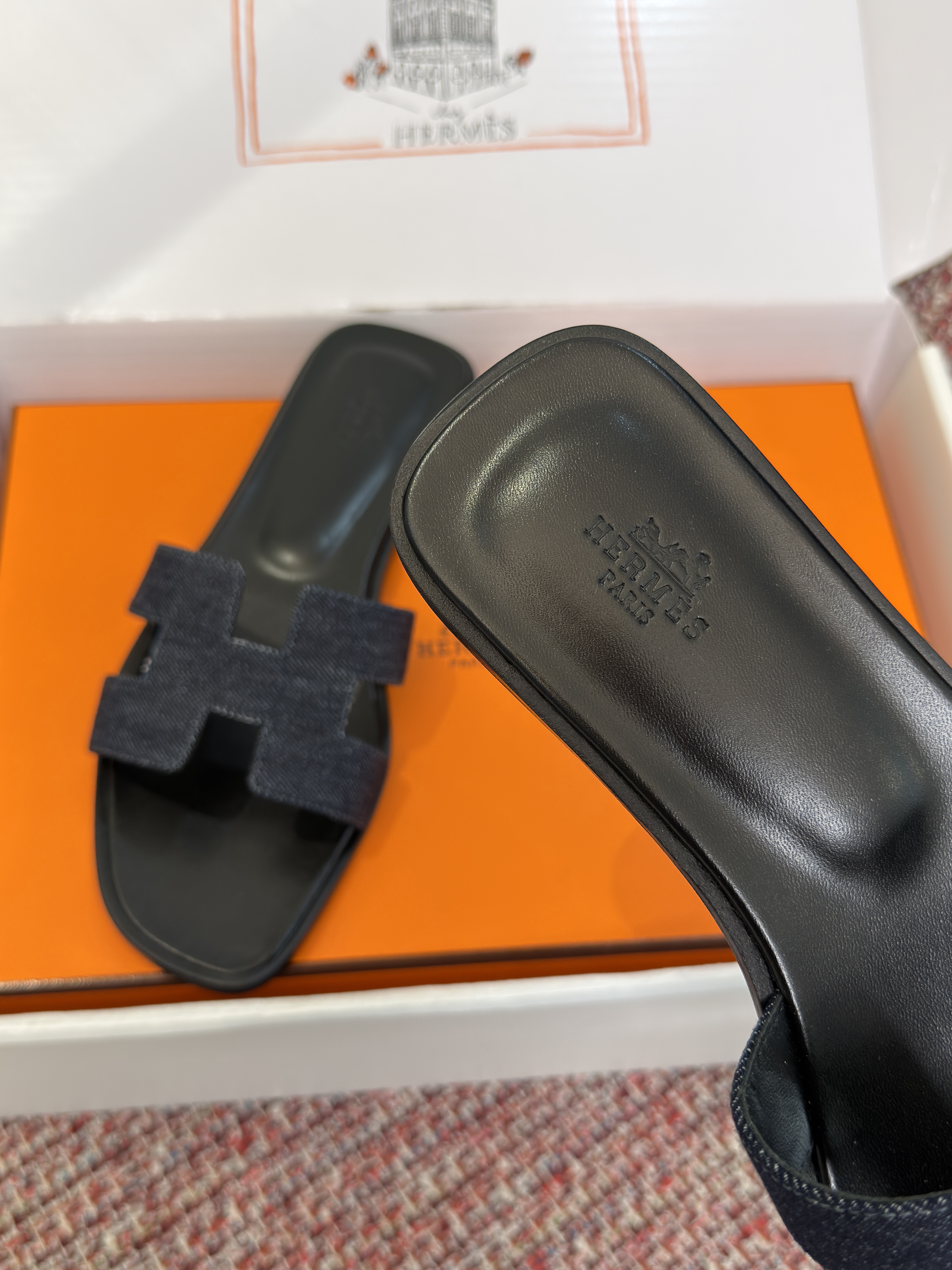 Шлёпанцы женские в стиле Hermès Oran тёмно-серого цвета