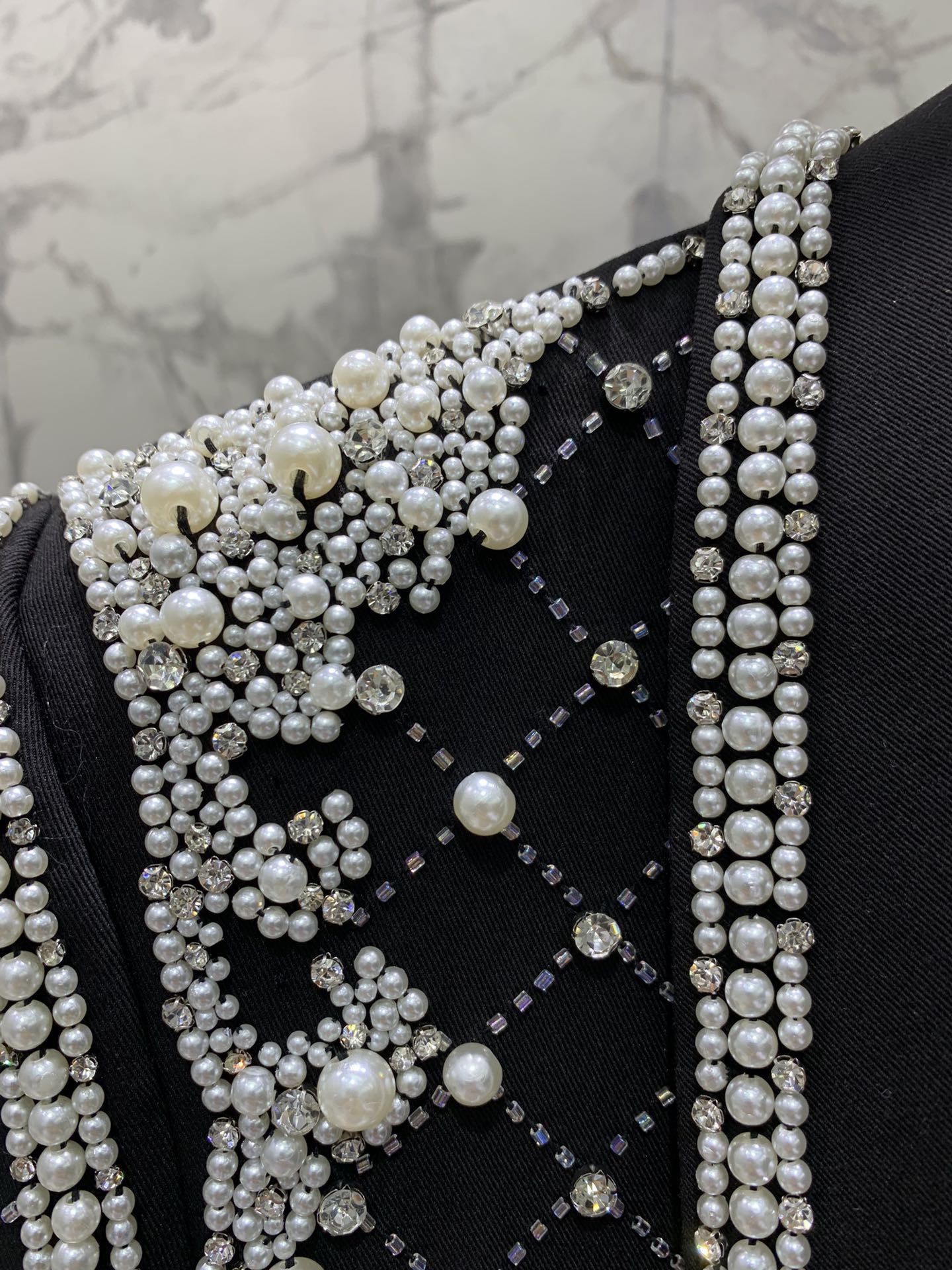 Жакет женский в стиле Balmain из плотной костюмной ткани чёрного цвета с ручной жемчужной вышивкой