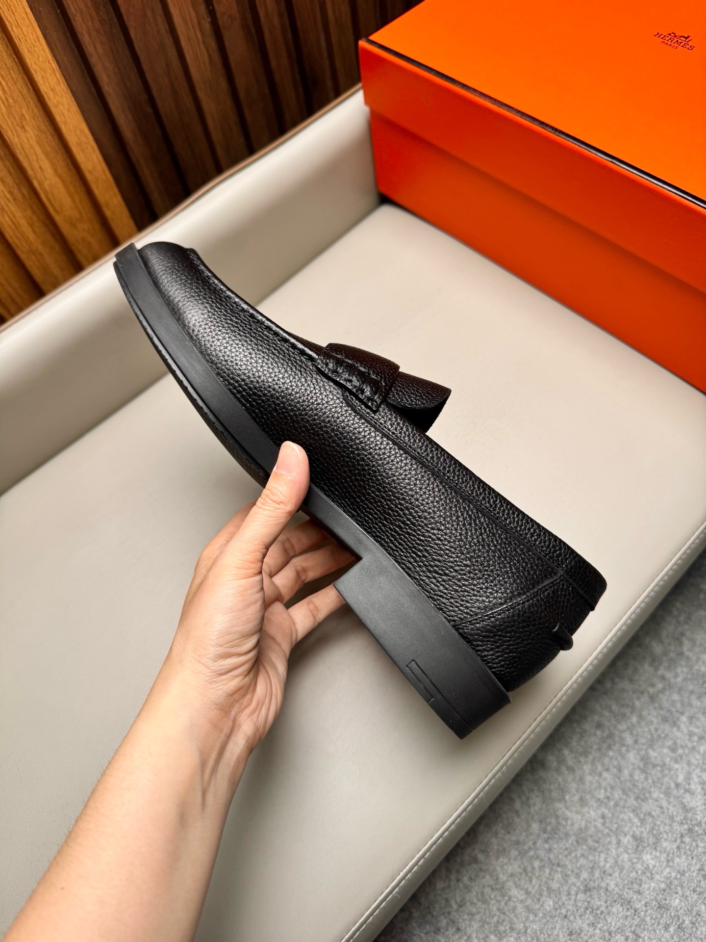 Лоферы мужские в стиле Hermes из натуральной кожи черного цвета