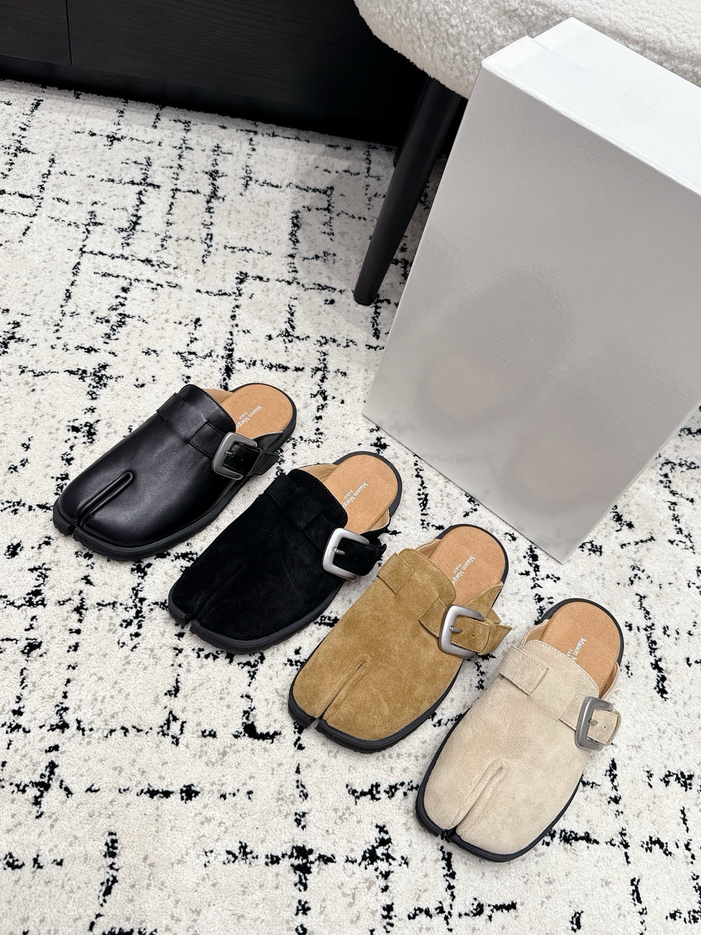 Мюли унисекс в стиле Maison Margiela MM6 Tabi с пряжкой чёрного цвета