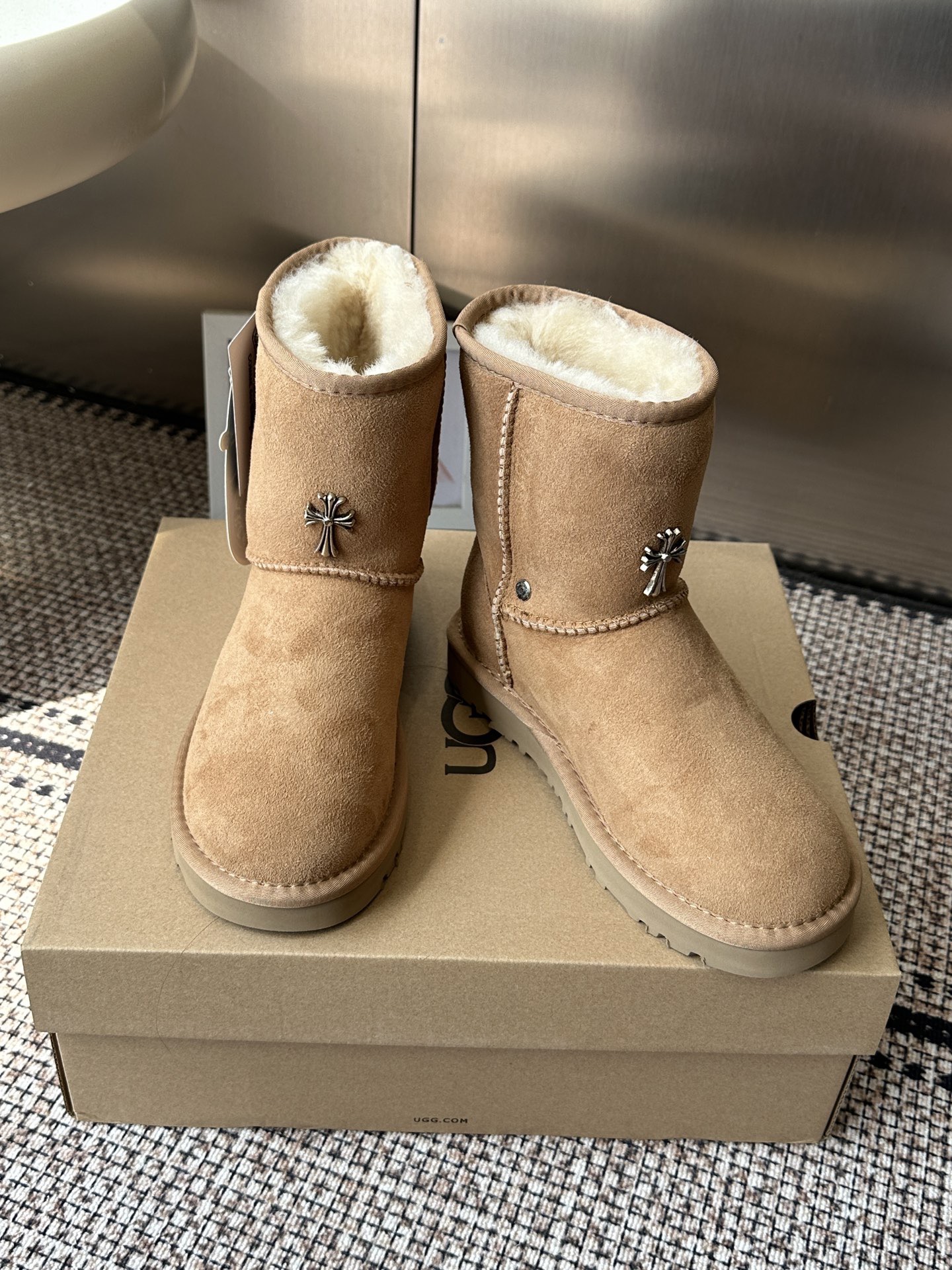 Угги женские UGG x Chrome Hearts Classic Short II светло-коричневого цвета