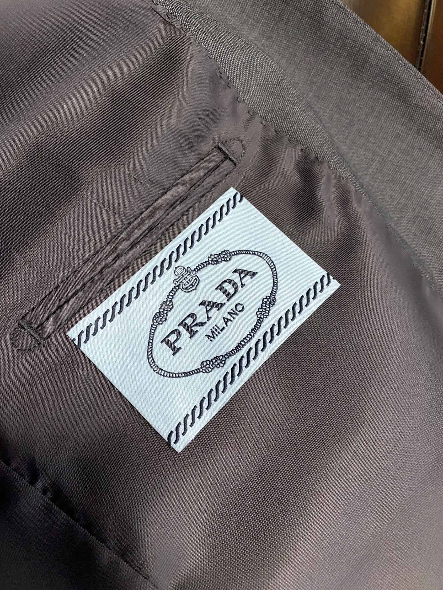 Костюм мужской в стиле Prada серого цвета (пиджак + брюки)
