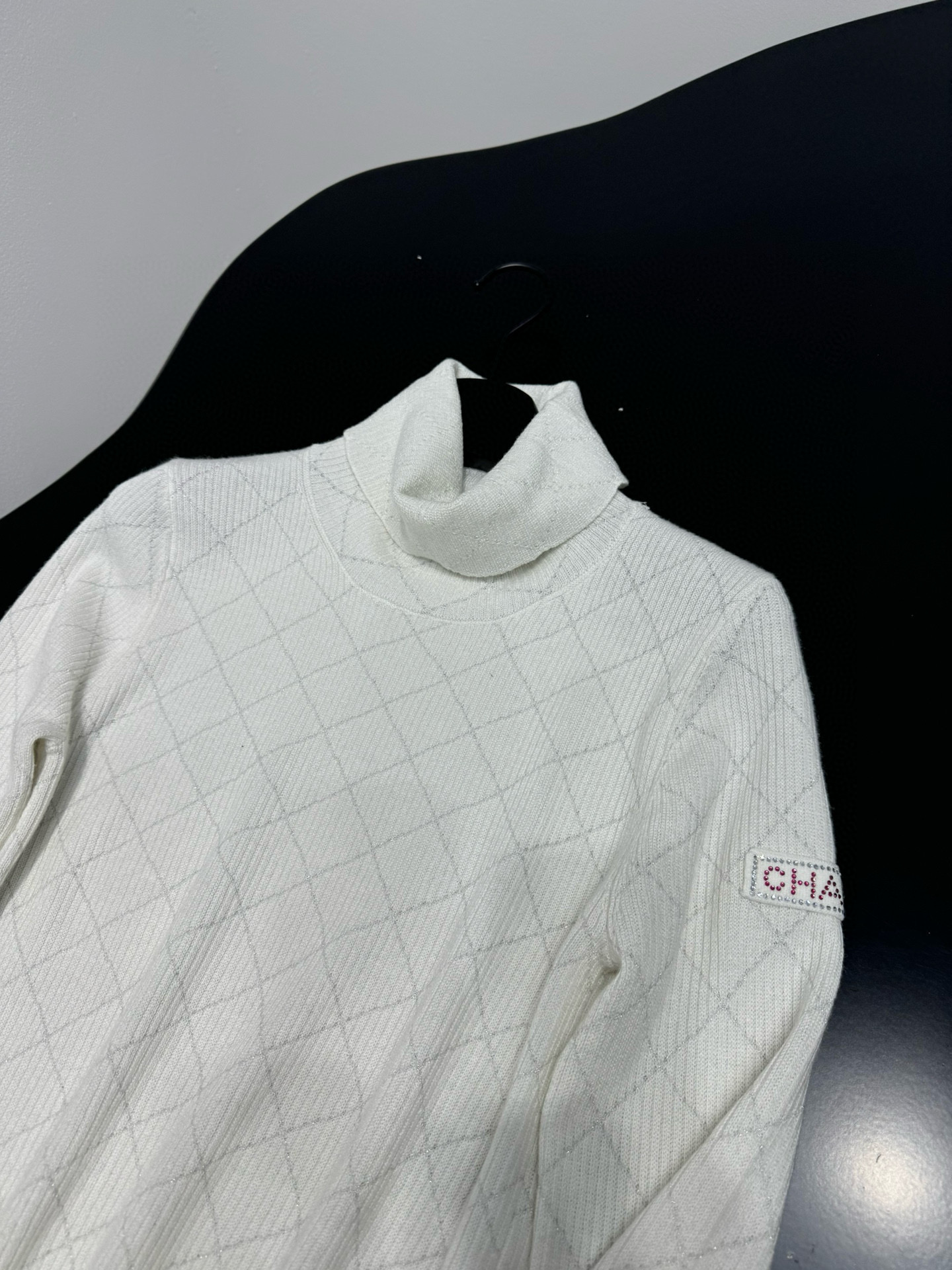 Свитер женский в стиле Chanel из шерстяного трикотажа белого цвета с ромбовым узором и высоким воротником