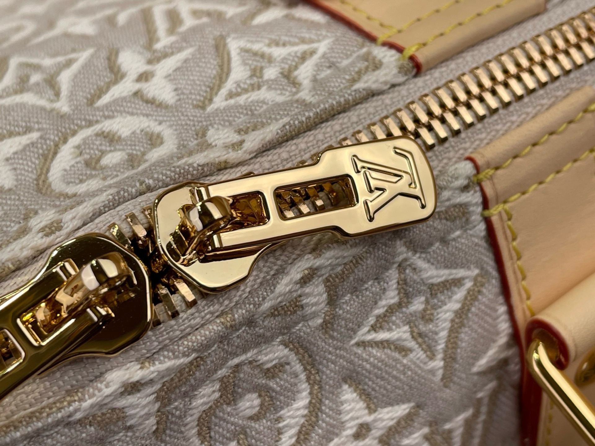 Сумка дорожная Louis Vuitton Keepall Bandoulière 45 бежевого цвета