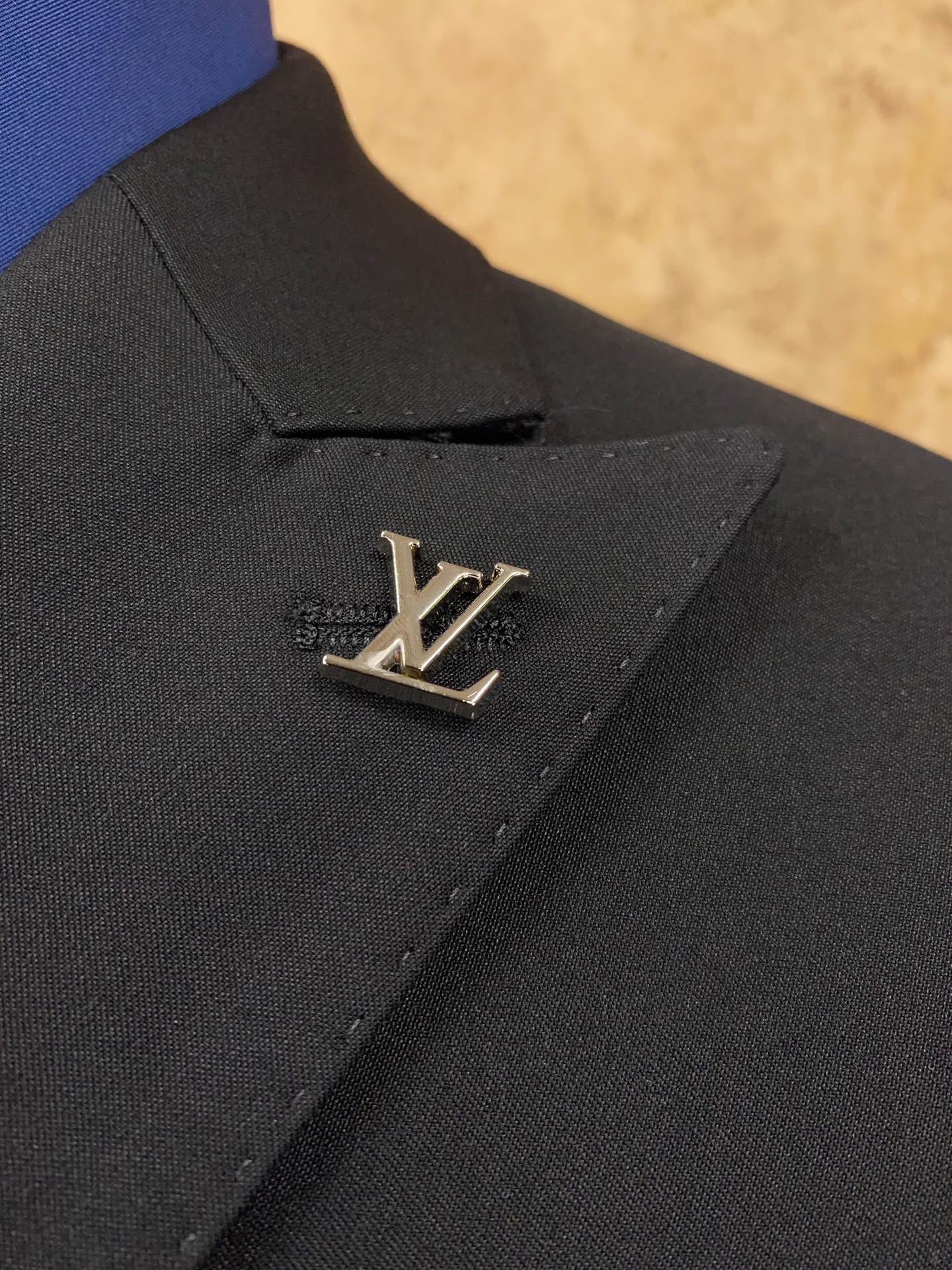 Костюм мужской в стиле Louis Vuitton черного цвета двубортный (пиджак + брюки)