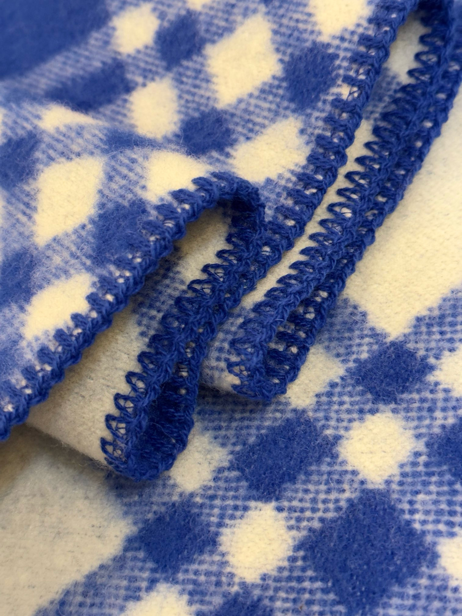 Шарф унисекс в стиле Burberry двусторонний из мягкой шерсти с диагональной клеткой сине-молочного  цвета