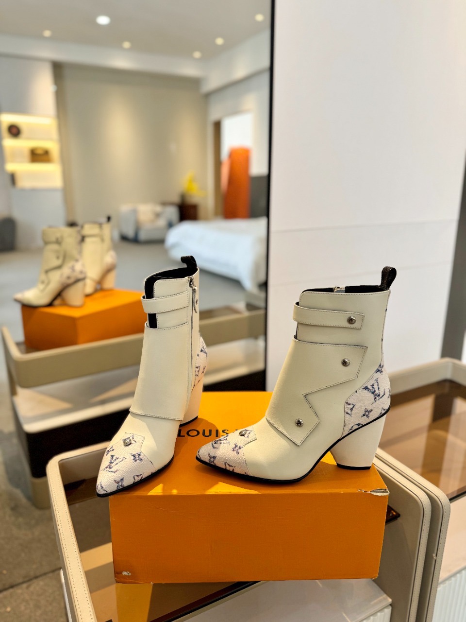 Ботильоны Louis Vuitton 6AM Ankle Boot белого цвета