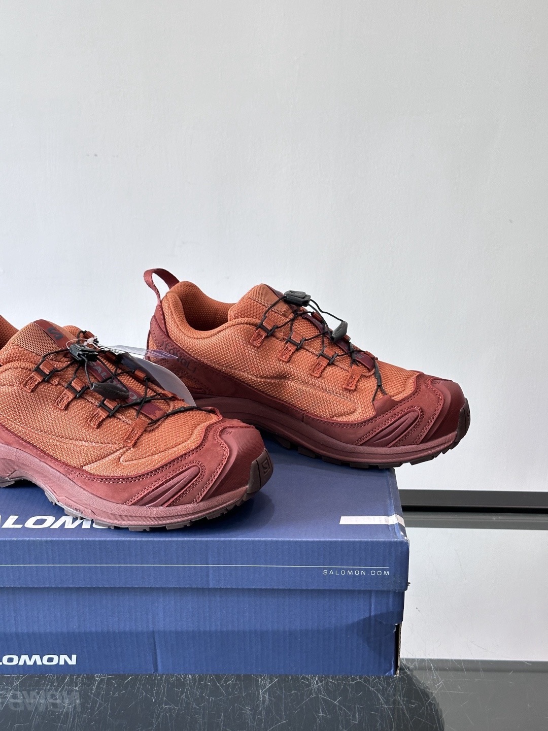 Кроссовки унисекс в стиле Salomon x Jeong Li XA Pro 3D терракотово-кирпичного цвета