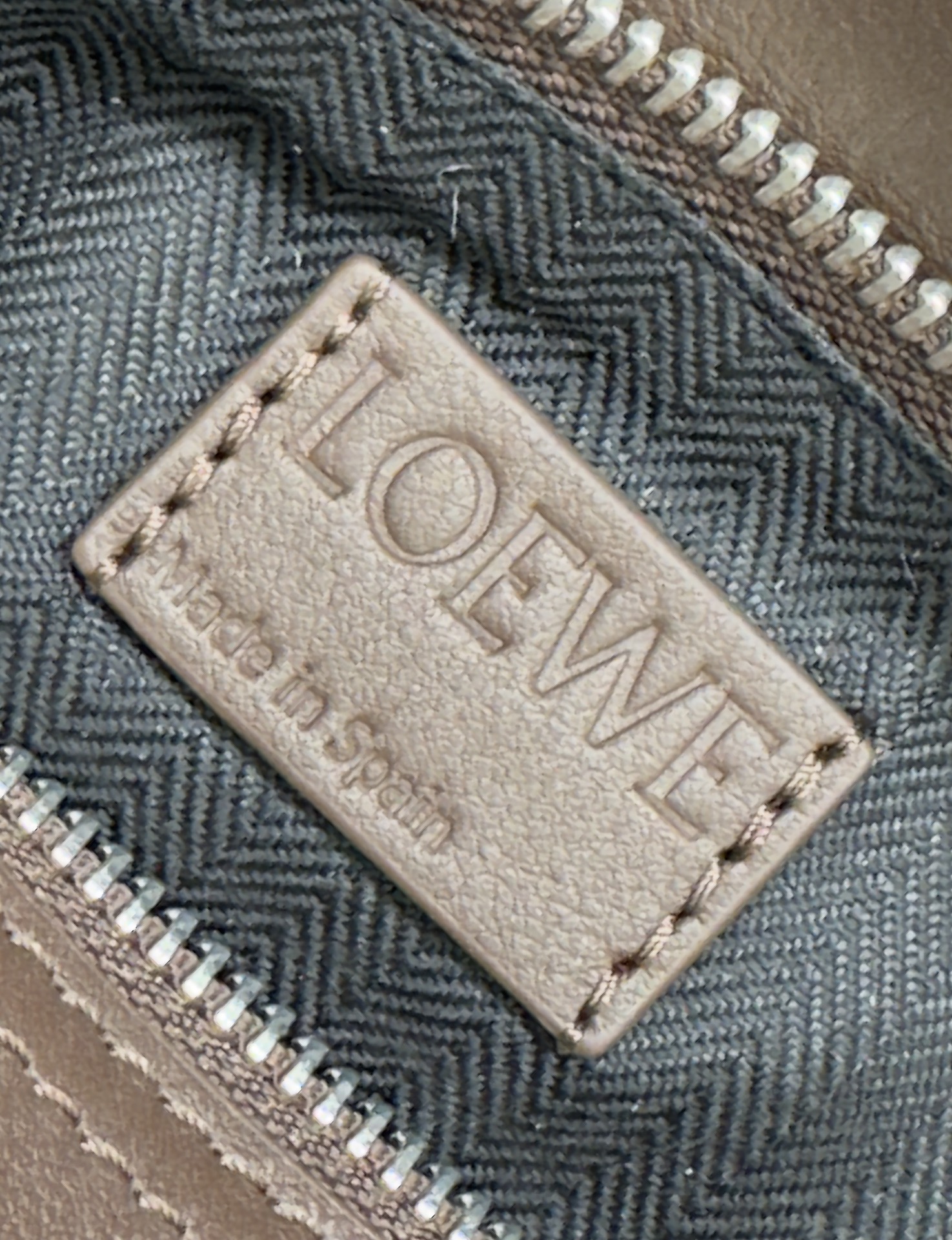 Сумка женская в стиле Loewe Biker Puzzle коричневого цвета