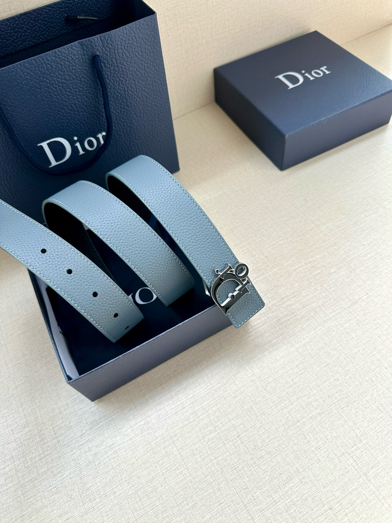 Ремень мужской двусторонний в стиле Dior Dior Charm из натуральной кожи серо-голубого цвета