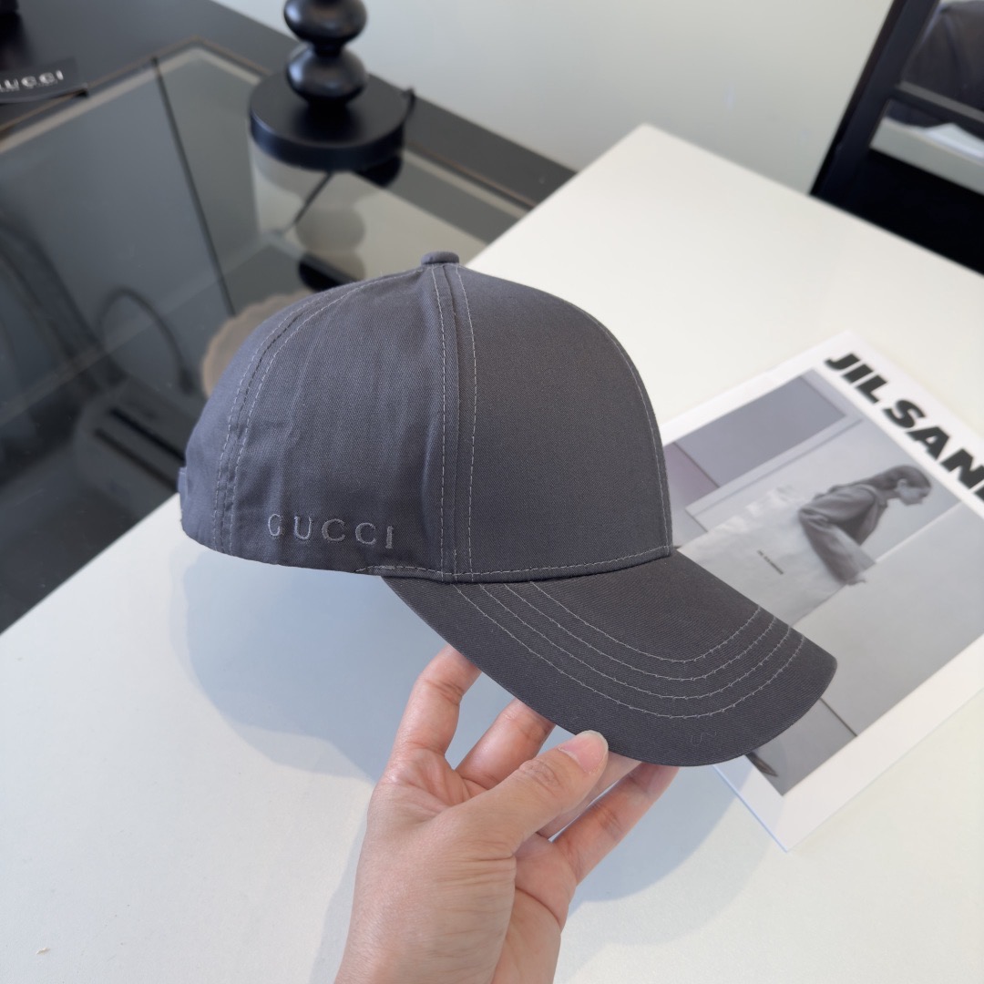 Кепка женская в стиле Gucci из хлопковой ткани серого цвета с логотипом