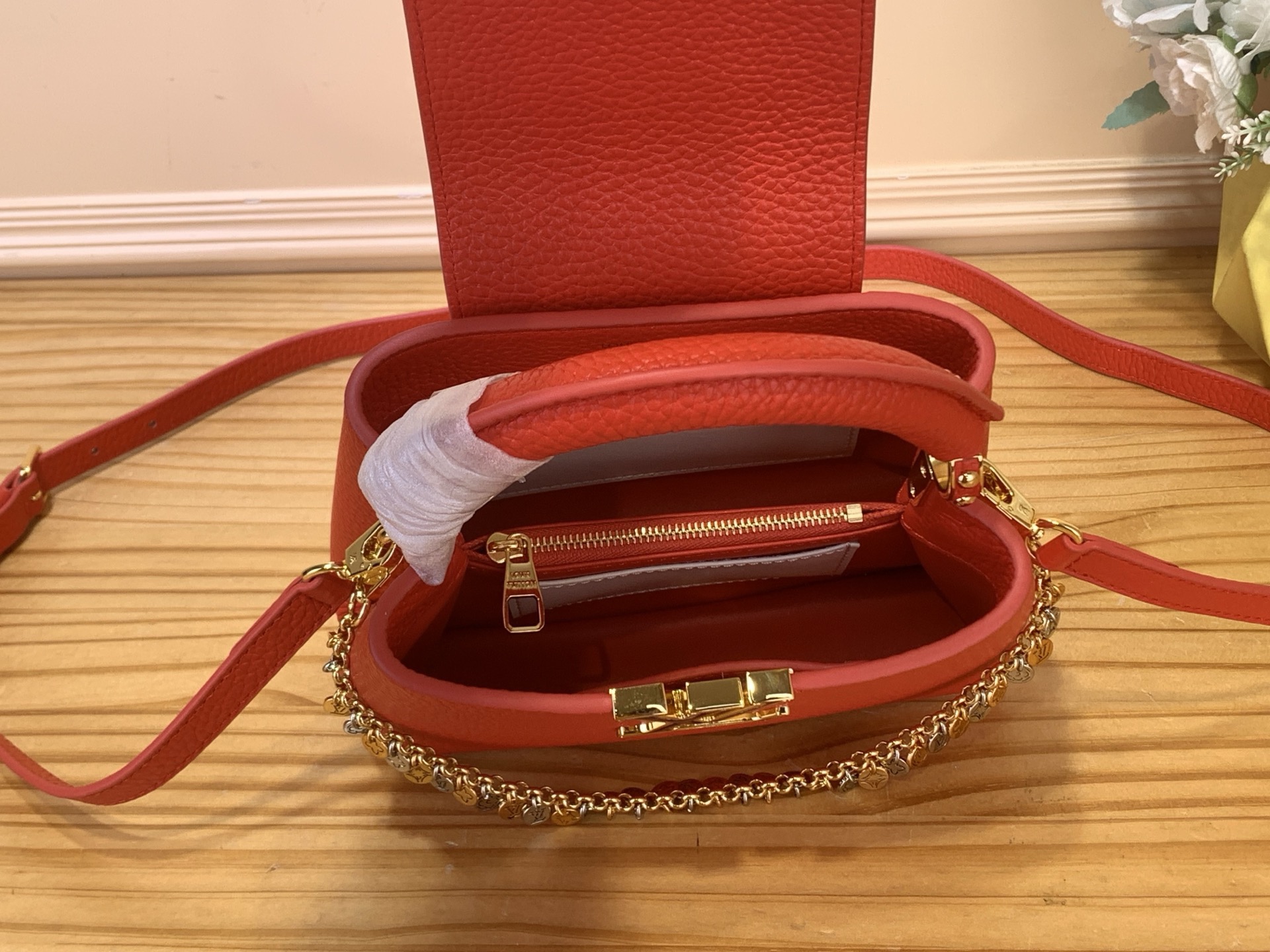 Сумка женская в стиле Louis Vuitton Capucines Mini Confetti красная с декоративной цепочкой