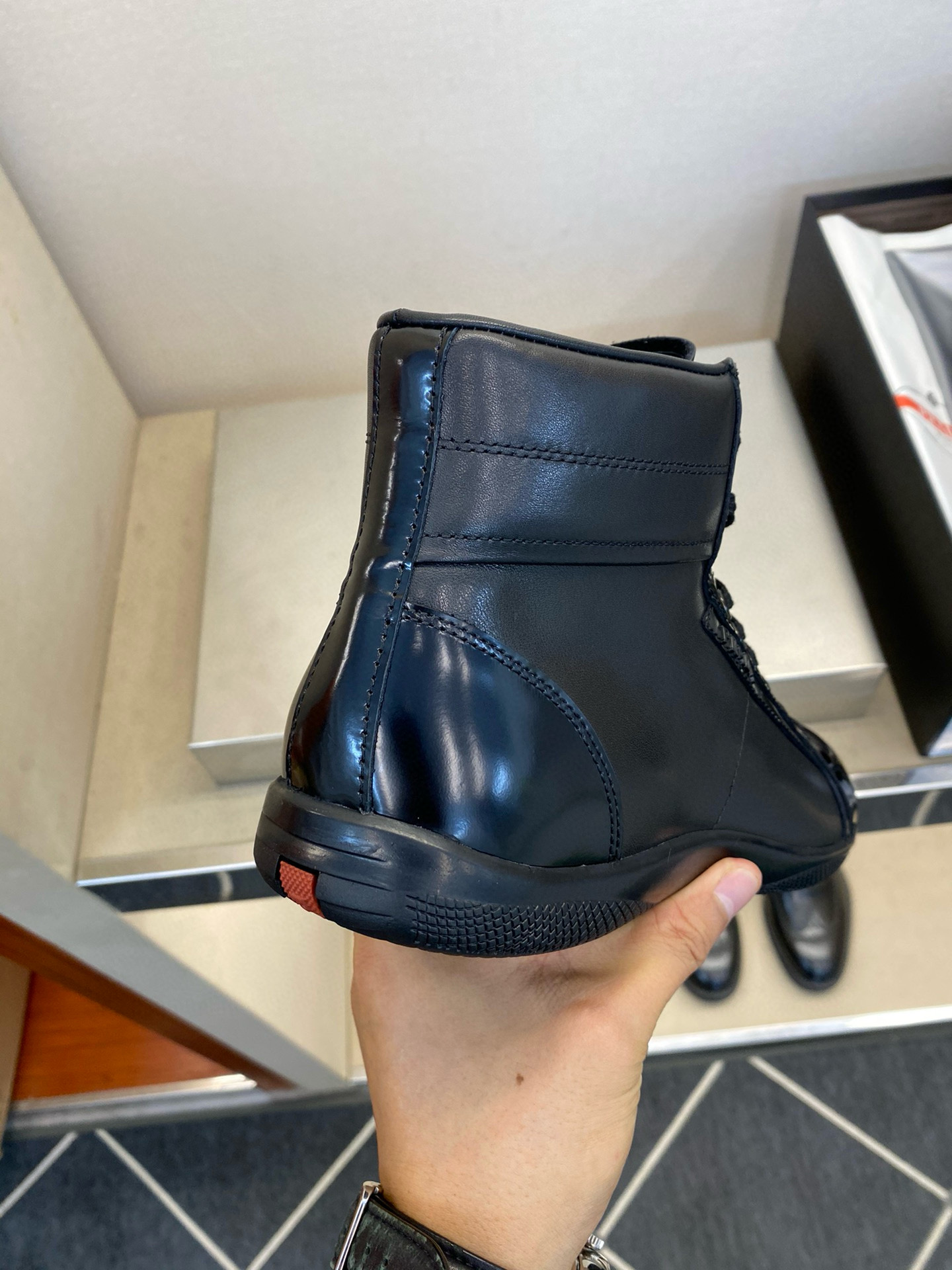 Кроссовки мужские Prada из натуральной кожи черного цвета с красными акцентами