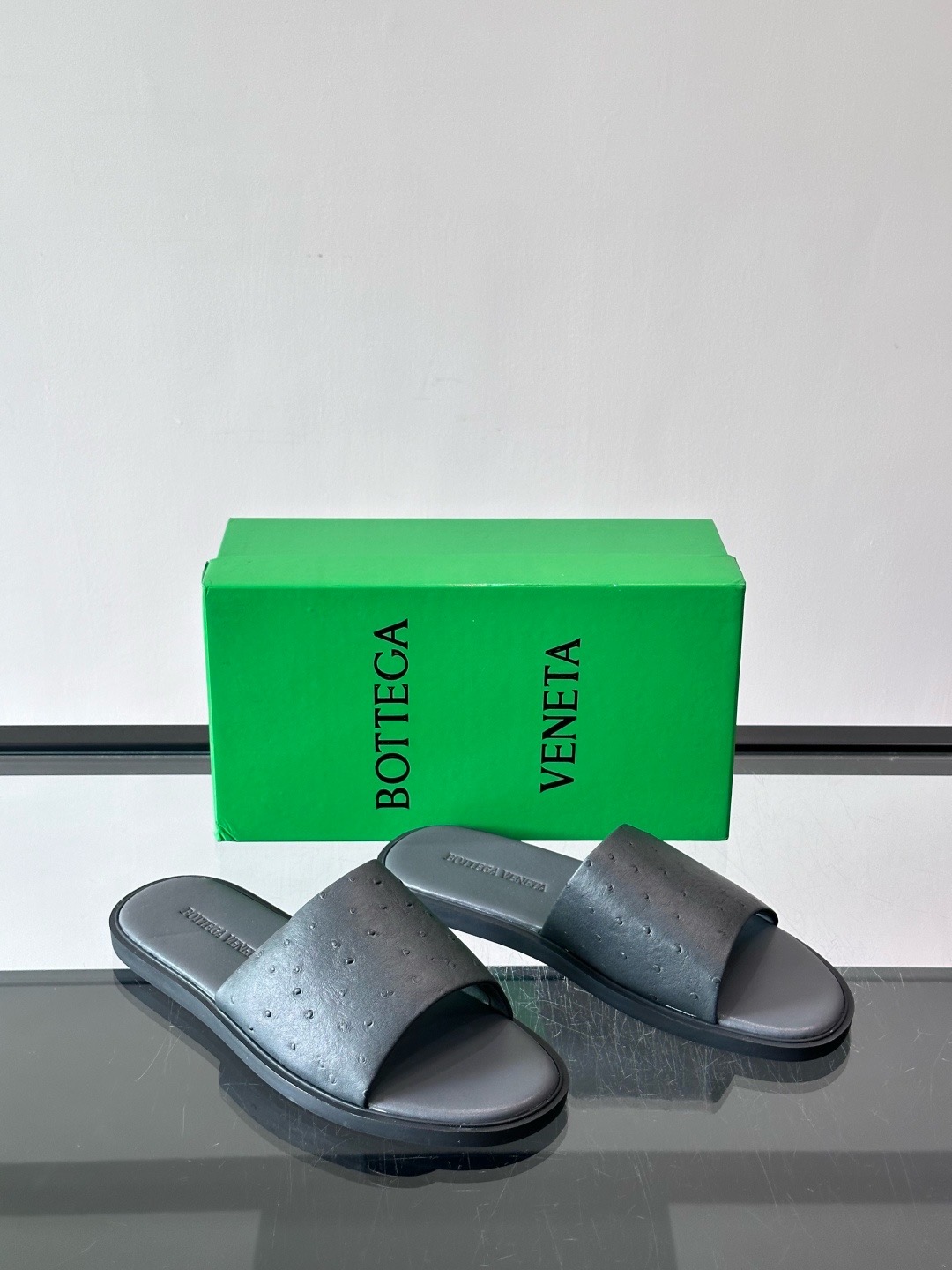 Шлепанцы мужские в стиле Bottega Veneta серого цвета
