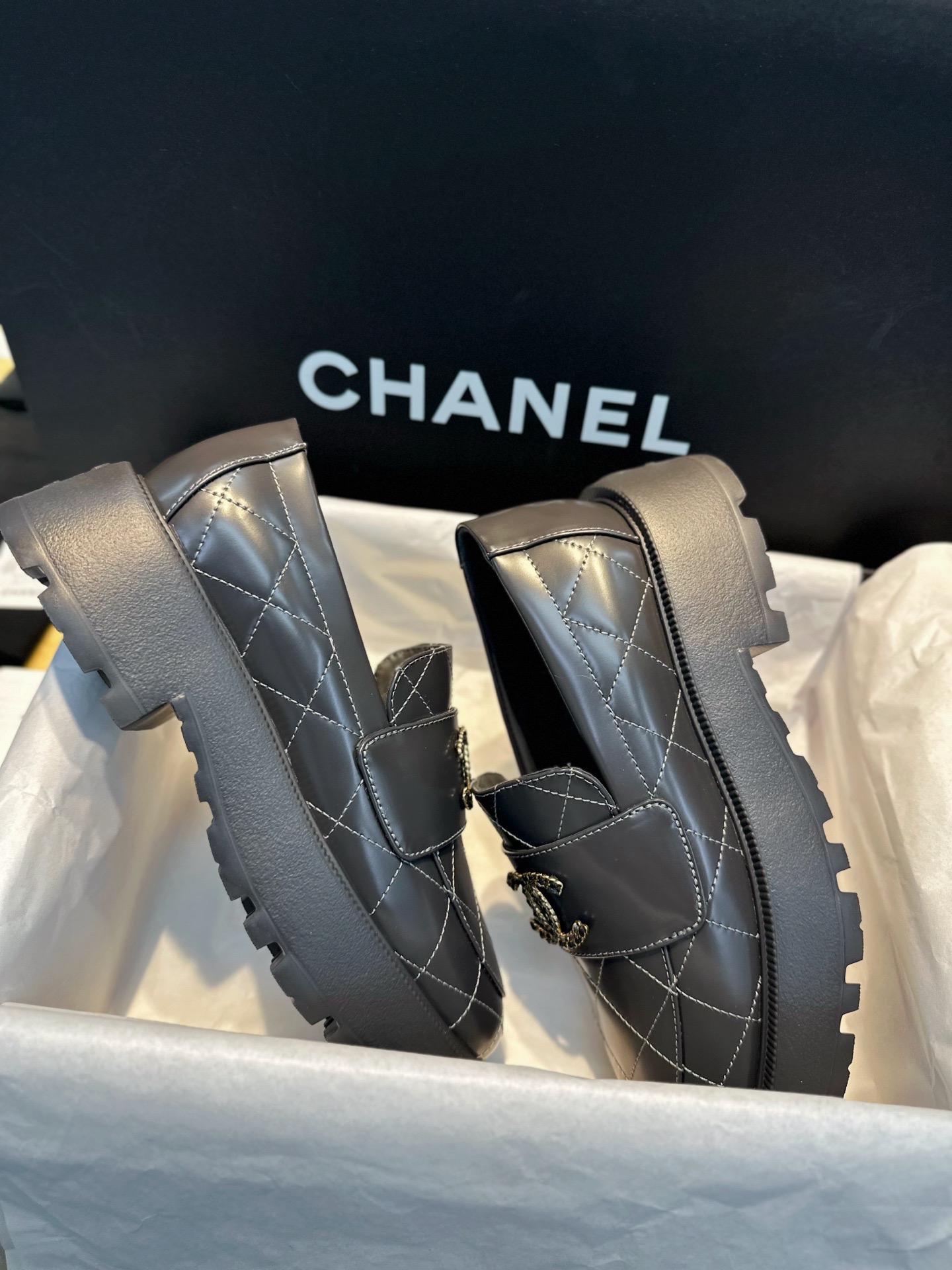 Лоферы женские в стиле Chanel 24B из натуральной кожи серого цвета