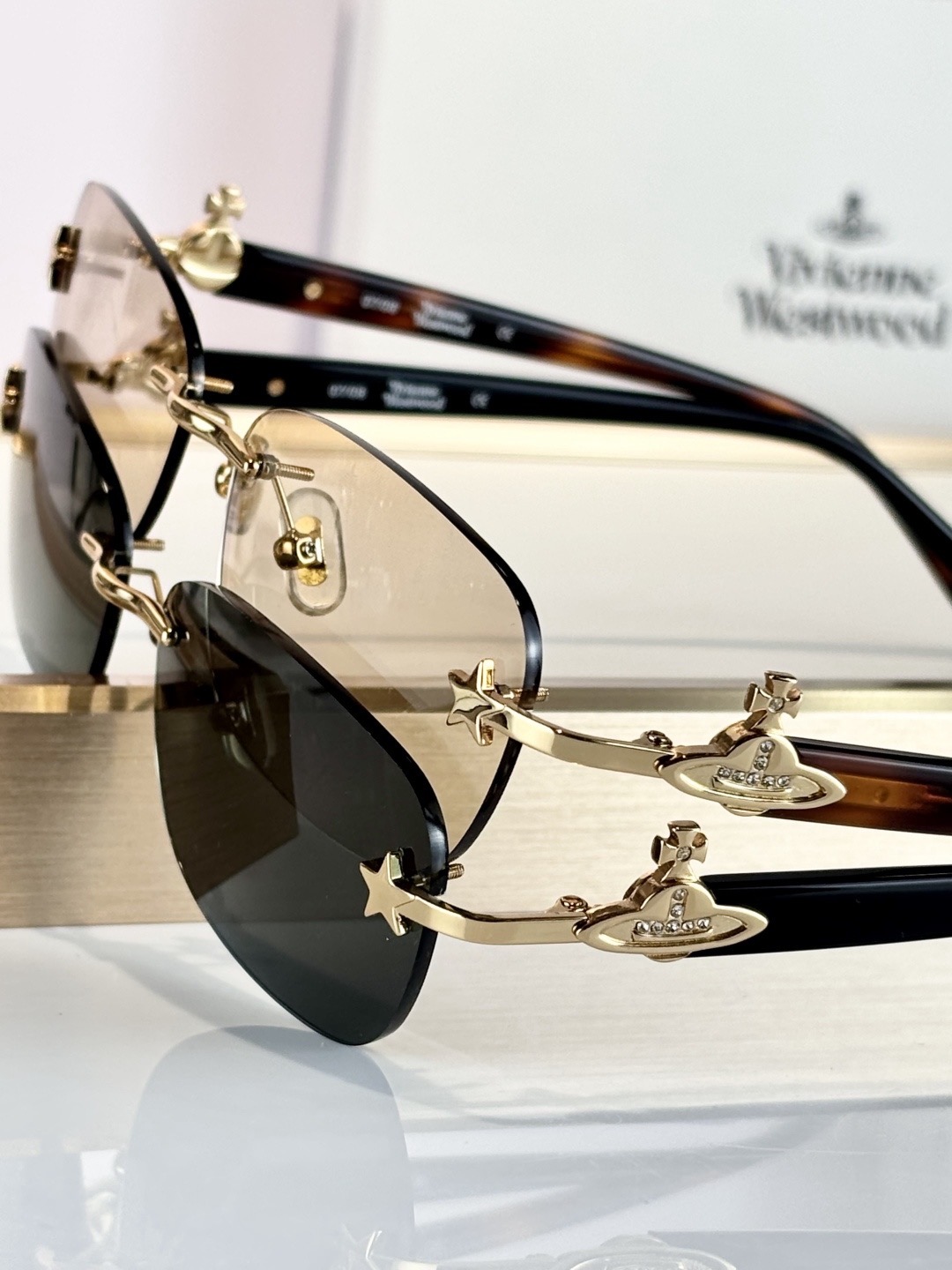 Очки солнцезащитные женские в стиле Vivienne Westwood