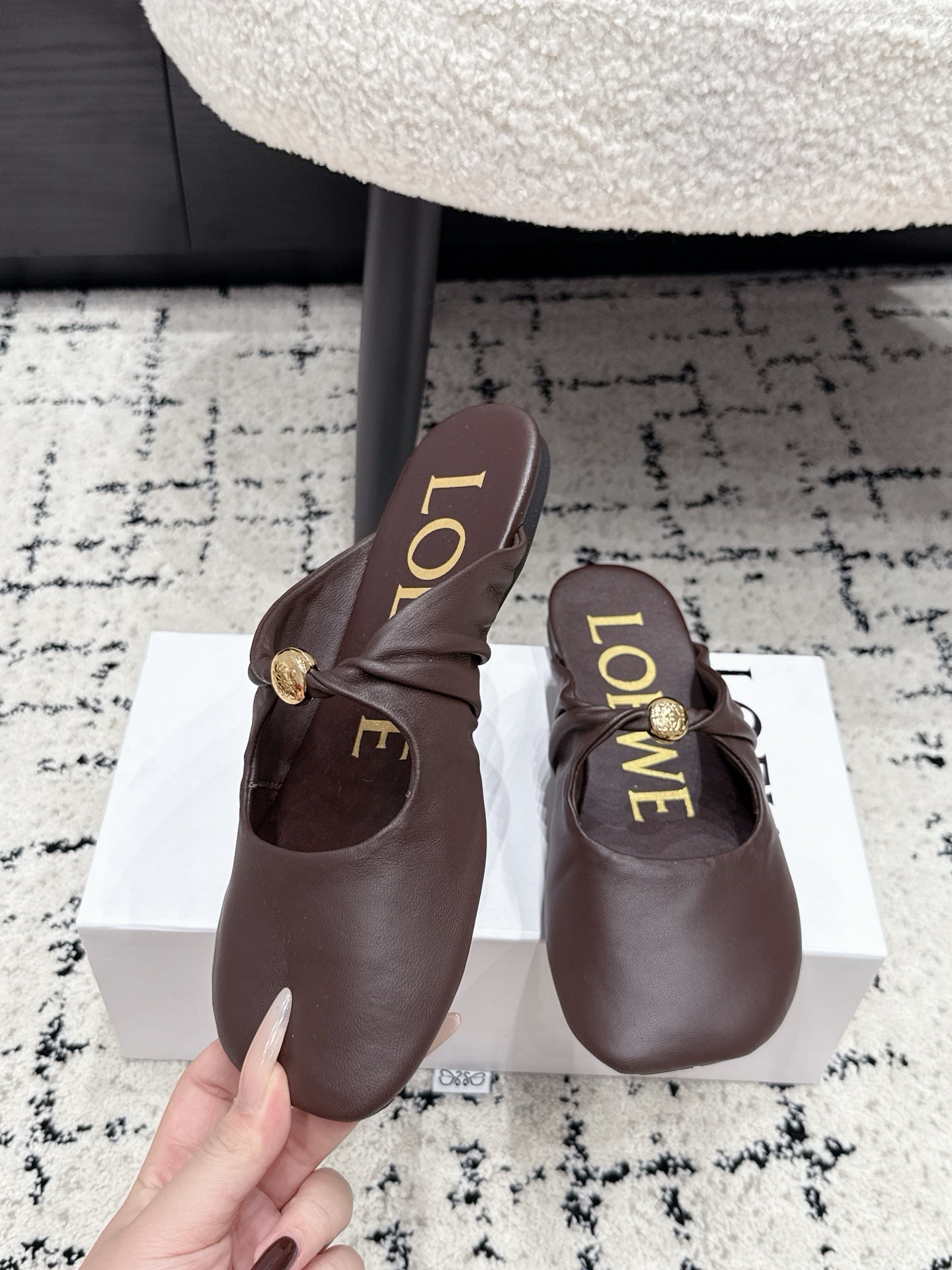 Мюли женские Loewe Pebble Soft тёмно-коричневого цвета