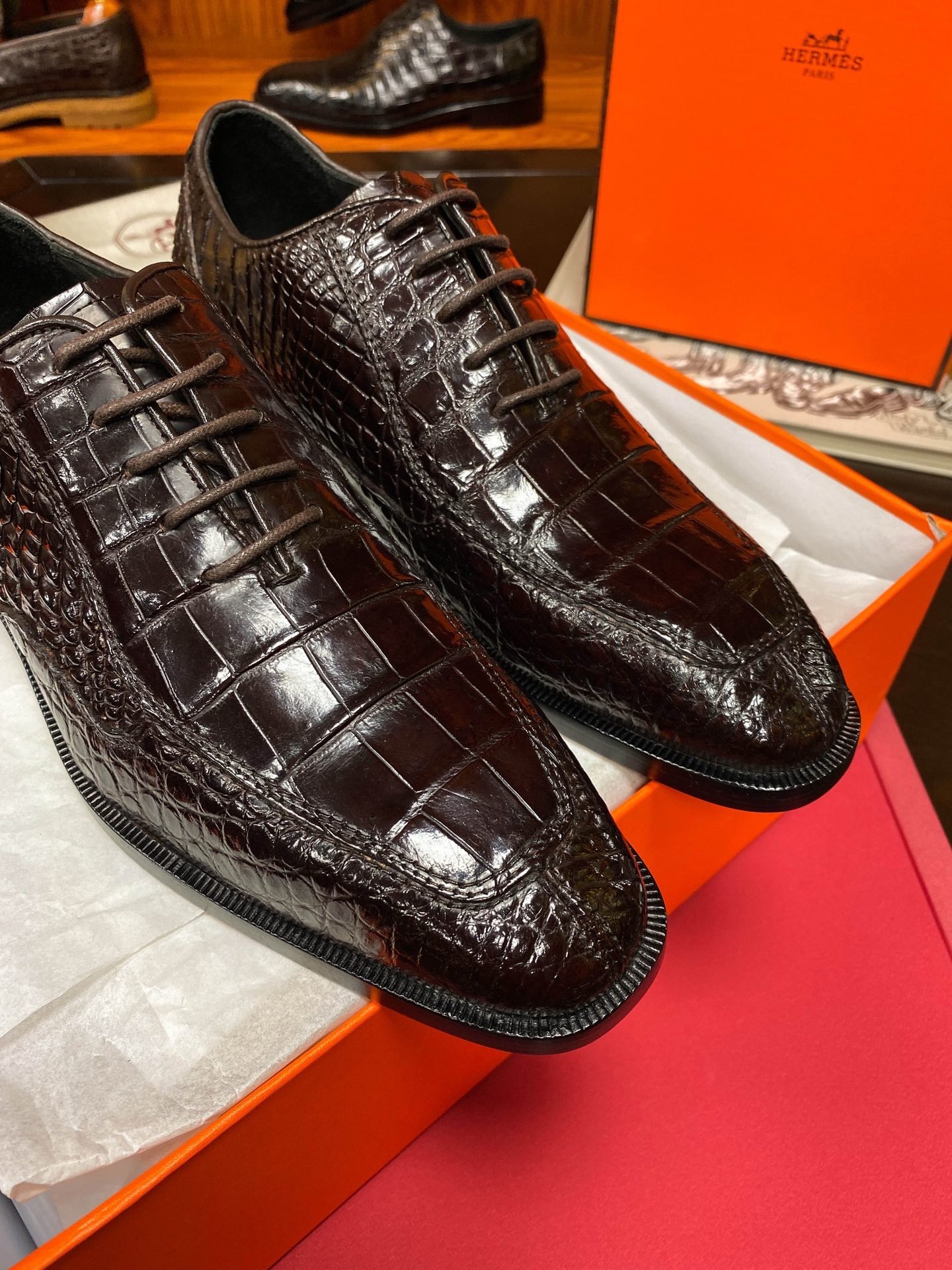 Туфли мужские Hermès из цельнокроеной кожи крокодила тёмно-коричневого цвета
