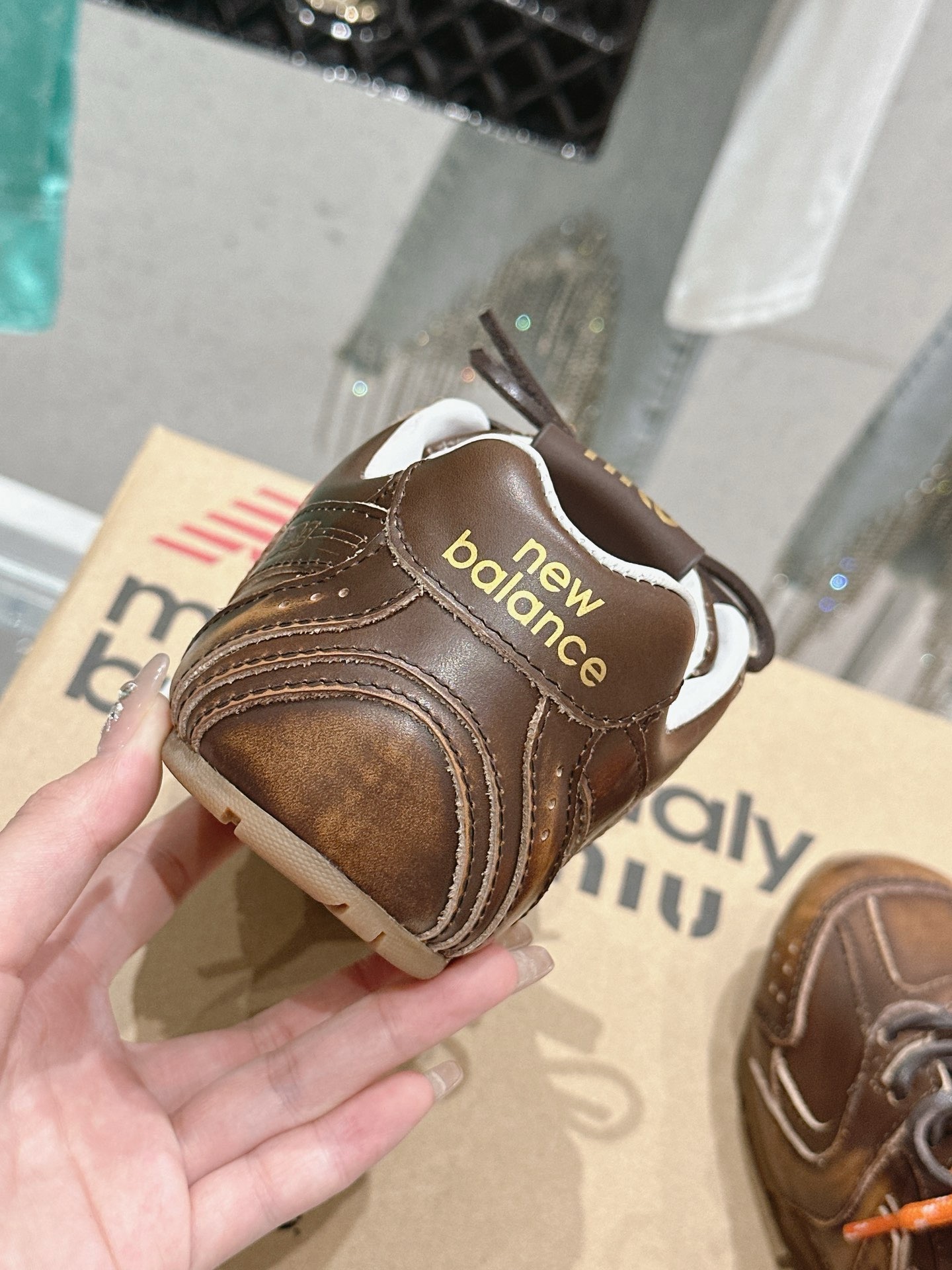 Кроссовки Miu Miu x New Balance коричневого цвета